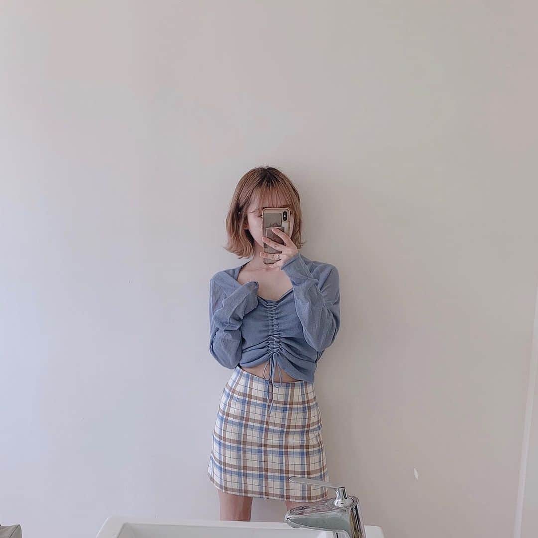 のインスタグラム：「촬영 했을 때 ٩( ᐛ )و 가을 옷 사고싶은데 아직 덥네...오늘 36도나 있어..여름인가..ㅁㅊ ㅋㅋㅋ . #셀카 #셀피」