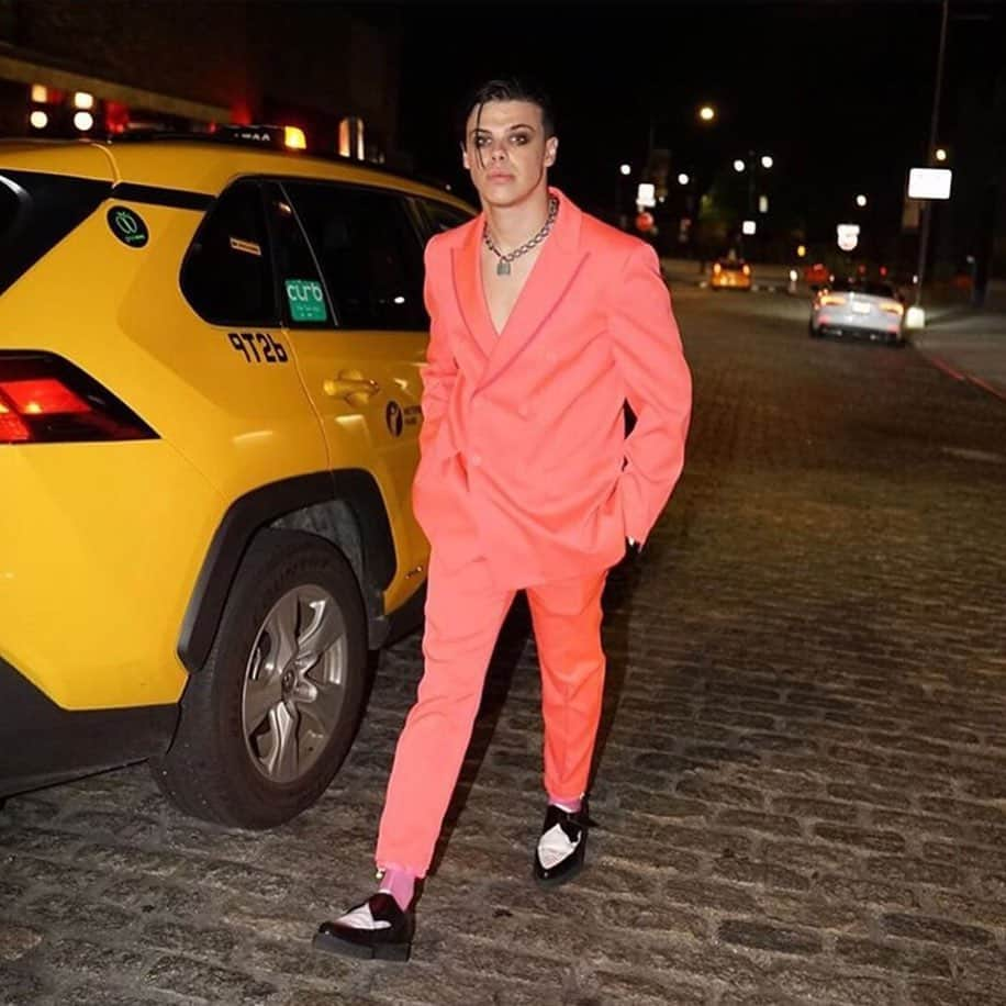 アイスバーグさんのインスタグラム写真 - (アイスバーグInstagram)「@yungblud in New York in full #Iceberg1974 #SS20 pink suit #NYFW | styling by @danyulbrown」9月9日 15時21分 - iceberg