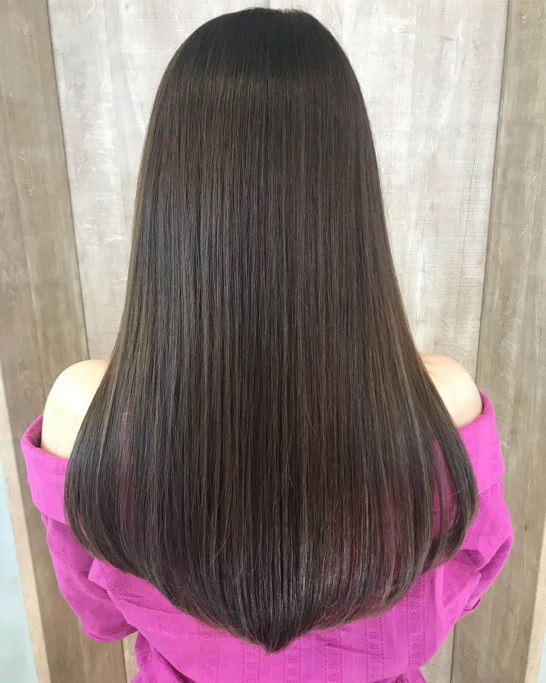 美馬怜子のインスタグラム：「髪質改善トリートメント3回目💖 . 今日はピンクをカラーに混ぜていただき、重た過ぎずにふわっと柔らかいイメージを作ってもらったよ🤗💕 . 髪質改善トリートメントをしてから、ストレートヘアが大好きになりました❣️ . 担当の沼口さんは艶髪職人さんです😎 . #髪質改善トリートメント #logshibuya2 #艶髪 #ストレートヘアーが好き #全体的にカットしてもらった #ママたちに朗報 #赤ちゃんも一緒に👶」