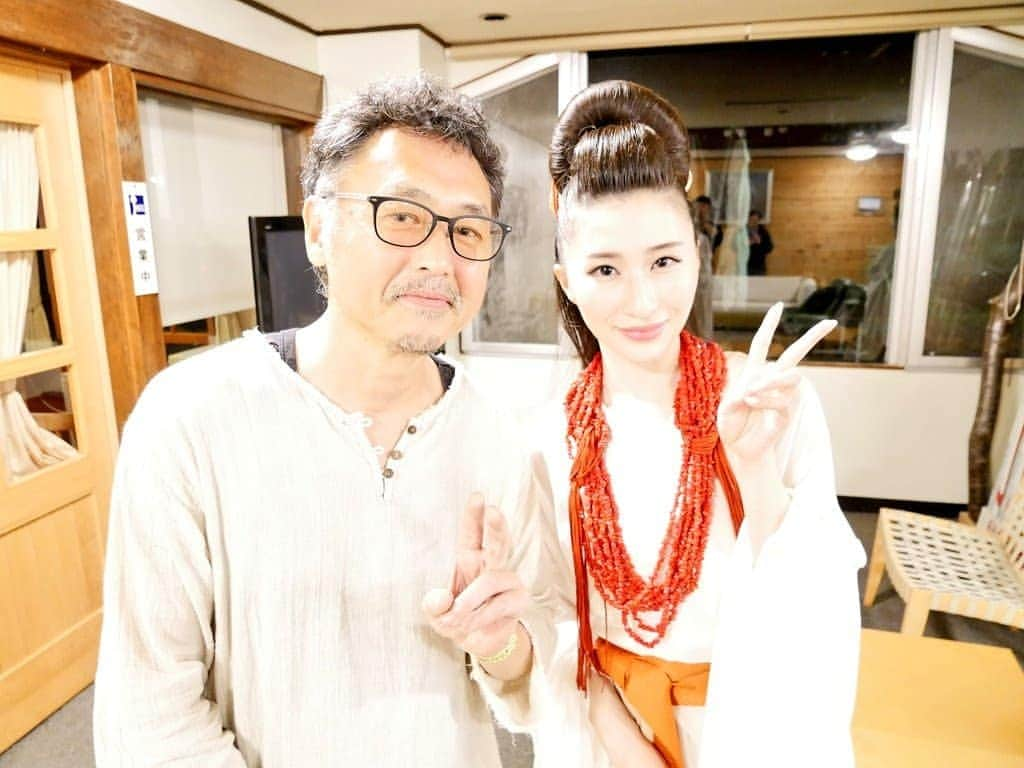 花柳凜さんのインスタグラム写真 - (花柳凜Instagram)「もののけ祭り ありがとうございました✨ 終わってからもバタバタしておりようやく一段落です。 写真はいつも私の長すぎる髪を見事にスタイリングしてくれるスーパースタイリストTETSUさんと。世界の第一線を走り続ける素晴らしいトップスタイリストさんに舞台の頭を作って頂けるのは本当に幸せですし、TETSUさんが大切に私の頭を結ってくださる姿は本番前何よりも集中でき安心できる光景です。 私が死んだあと、100年200年と日本舞踊がこの世界に在り続けるために踊りたいと言う私の想いを理解してくださり、踊る事しか出来ない不器用な私を現代の社会と繋げてくださる腰塚さん、そしてスタッフの皆様に心から感謝します。 2才から数え切れないほどの舞台に立たせて頂きましたがこんなに不安な舞台は初めてでした。初心を思い出させていただき有り難いことです。 感謝。絶景過ぎる場当たり風景を添えて！！ #もののけ祭り #戸隠 #日本舞踊」9月9日 15時25分 - rinhanayagi