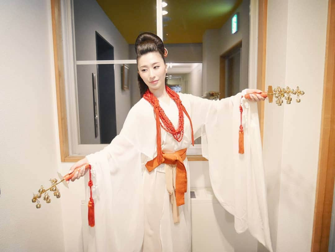 花柳凜さんのインスタグラム写真 - (花柳凜Instagram)「もののけ祭り ありがとうございました✨ 終わってからもバタバタしておりようやく一段落です。 写真はいつも私の長すぎる髪を見事にスタイリングしてくれるスーパースタイリストTETSUさんと。世界の第一線を走り続ける素晴らしいトップスタイリストさんに舞台の頭を作って頂けるのは本当に幸せですし、TETSUさんが大切に私の頭を結ってくださる姿は本番前何よりも集中でき安心できる光景です。 私が死んだあと、100年200年と日本舞踊がこの世界に在り続けるために踊りたいと言う私の想いを理解してくださり、踊る事しか出来ない不器用な私を現代の社会と繋げてくださる腰塚さん、そしてスタッフの皆様に心から感謝します。 2才から数え切れないほどの舞台に立たせて頂きましたがこんなに不安な舞台は初めてでした。初心を思い出させていただき有り難いことです。 感謝。絶景過ぎる場当たり風景を添えて！！ #もののけ祭り #戸隠 #日本舞踊」9月9日 15時25分 - rinhanayagi