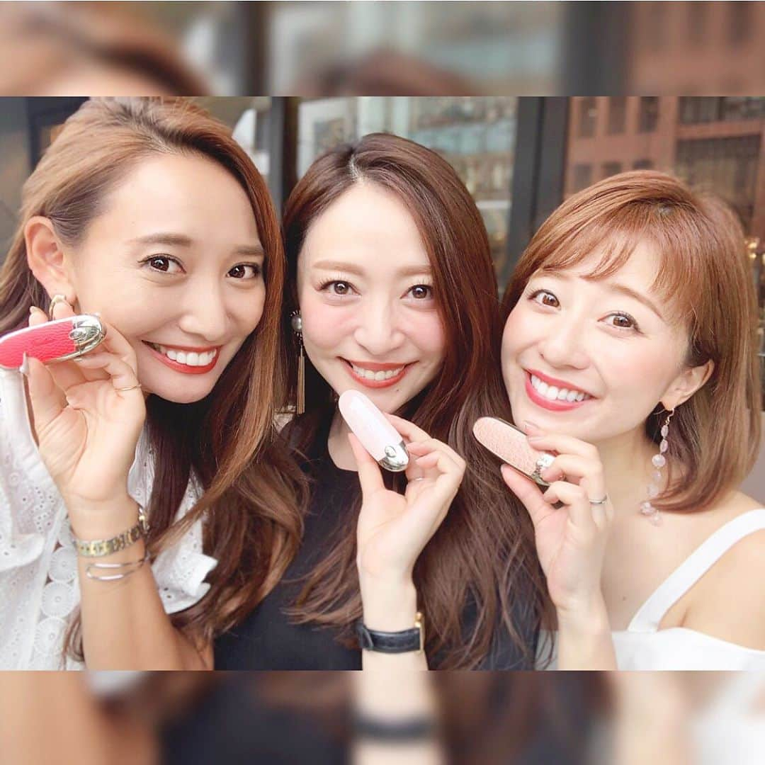 磯部奈央さんのインスタグラム写真 - (磯部奈央Instagram)「おそろいリップ💋 . 先日、ゆいちゃんとさあやちゃんと銀座ランチしました😋🍴 . 私たち3人のリップはおそろいで、ゲランのルージュ ジェ💄💄💄 . 1080通りのカスタマイズができるから、自分にぴったりのケースを選んだり、友達同士で同じケースを選んだりできるのが楽しい♡ . ケースもリップカラーもバリエーション豊富だし、ミラーに名前やイニシャルを刻印することもできるので、プレゼントにも喜ばれそう🎁(3枚目☞) . ちなみにわたしは、ツヤのあるオーロラピンク色のケース、K ドールを選んだのですが、シェルっぽくてお気に入り🐚 . カラーは、ずっとオレンジレッドが気になっていたので、「42番」をチョイス💄 発色、めちゃくちゃ良いです‼️ . . . #おそろい #仲良し #instabeauty #beauty #美容 #コスメ #cosmetics #口紅 #リップ #マイルージュジェ #ゲラン #We❤ルージュジェ #PR  @guerlainjp」9月9日 15時25分 - nao_isobe729