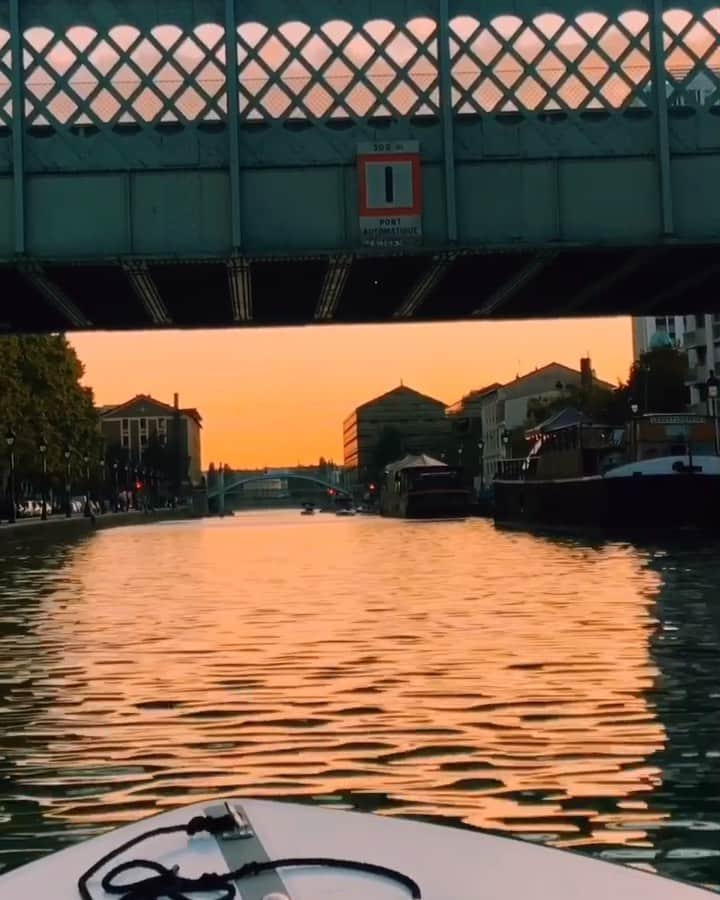 カロリーヌ・ド・メグレのインスタグラム：「Sunday night in Paris 🇫🇷✨ Music 🎶 Get it up for love, Ned Doheny」