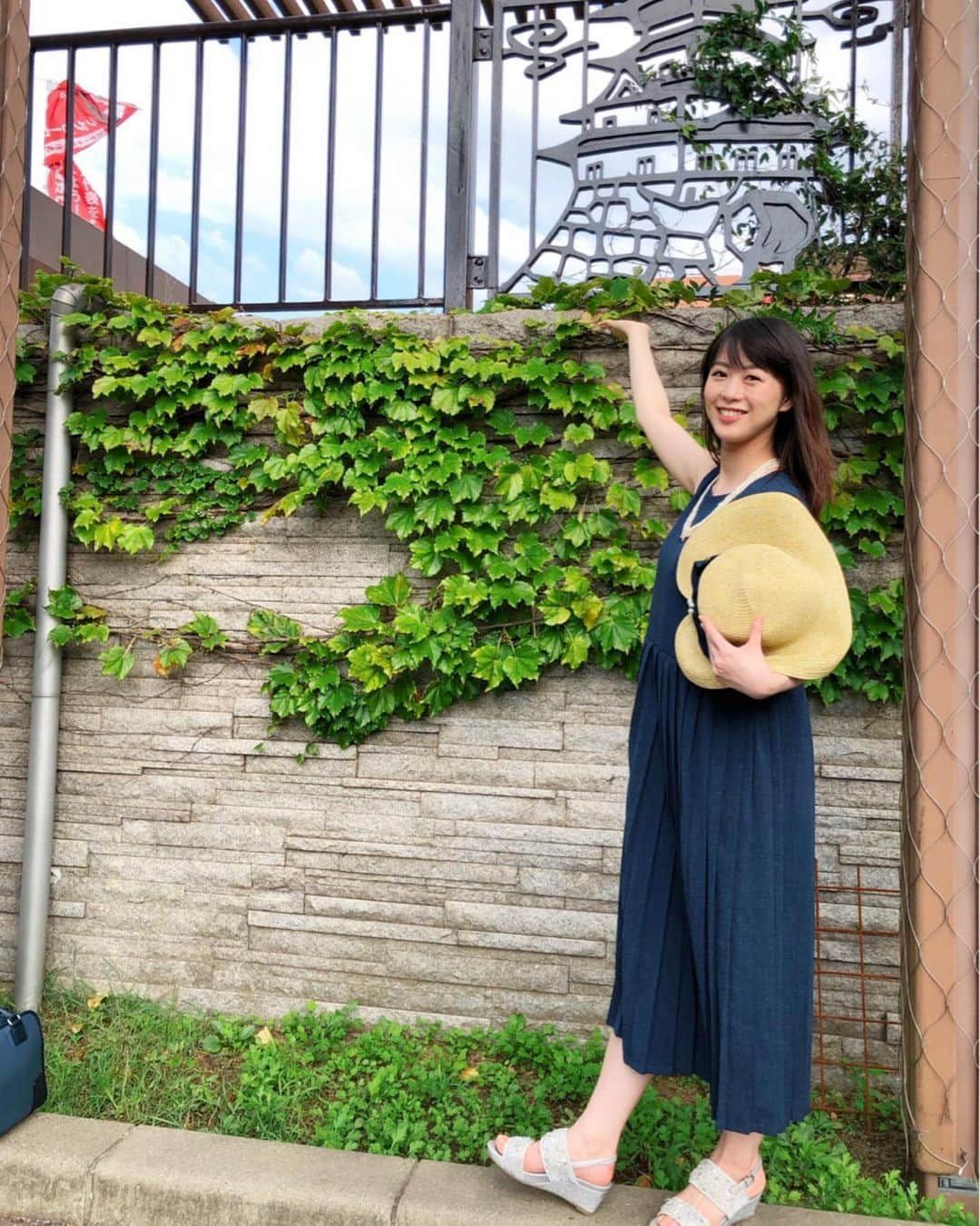 藤本真未さんのインスタグラム写真 - (藤本真未Instagram)「* 夏休み👒 帰省(福岡)→家族で鹿児島旅行🚗でした☺️ * 指宿でお墓参りもして、鹿児島市内ではお世話になっていた方にもお会いでき、とても充実した時間を過ごすことができました😊 * 今回の旅で着ていたお気に入りのワンピース @frenchpave_official  鹿児島へのドライブ(約4時間)で座りっぱなしでもシワが全くつかない優秀なワンピースでした👗✨ プリーツスカートってどうしてもシワが気になるのにすごい！ * #帰省 #家族旅行 #夏休み #リフレッシュ #frenchpave #フレンチパヴェ #ワンピース #端正な佇まい上品プリーツワンピース (品名) #アナウンサー #藤本真未」9月9日 15時38分 - manamifujimoto108