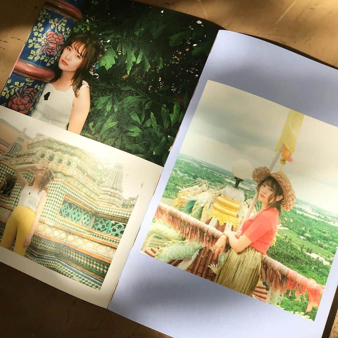 永瀬由衣さんのインスタグラム写真 - (永瀬由衣Instagram)「SHE IS SUMMER アーティストブック第2弾"TRAVEL FOR LIFE"のデザインと、タイで今回のために撮り下ろした写真の撮影を担当いたしました！  みことは、私が学生の頃に自分の作品を自分で撮っていた頃に、それを見てくれていたことがきっかけで知り合ったので、時を経てまさか自分がみこを撮れる日が来るとは、しかも、異国のタイで、ととてもドラマチックな体験でした🛶  そしてみこの書くエッセイの、暖かくて柔らかく、でも旅を通してどんどん強くなる、そんな言葉たちが本当に素晴らしいです。  アートワークの数も増えてきた今のタイミングでアートワーク対談が出来たことも嬉しい！タイの撮影にも一緒に行き、編集協力をしてくれた太陽くん @taaaiyooo のインタビューも、２人の関係性がそのまま出ていてとてもお気に入りです！  カレー対談もとっても面白かったり、ぎゅーっと詰め込まれた1冊、ぎゅっと大切にしたい本になるように、細長くしたり背は糸かがりにしたり、紙の質感、全体の色味にこだわりました🌼是非おチェックお願いします🌼 #SHEISSUMMER #TRAVELFORLIFE #れもんらいふ ・ トータルプロデュース・執筆:MICO @mico_sis  タイ撮影・デザイン:永瀬由衣(れもんらいふ) 編集協力:長嶋太陽 @taaaiyooo  印刷:藤原印刷 @fujihara_jr」9月9日 15時48分 - nagaaase