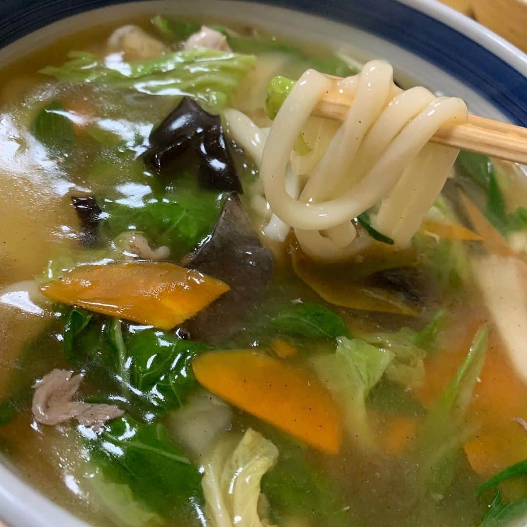 森田遥のインスタグラム：「二刀流🤤🙌 #うどん棒 #ちゃんぽん #ぶっかけひや」