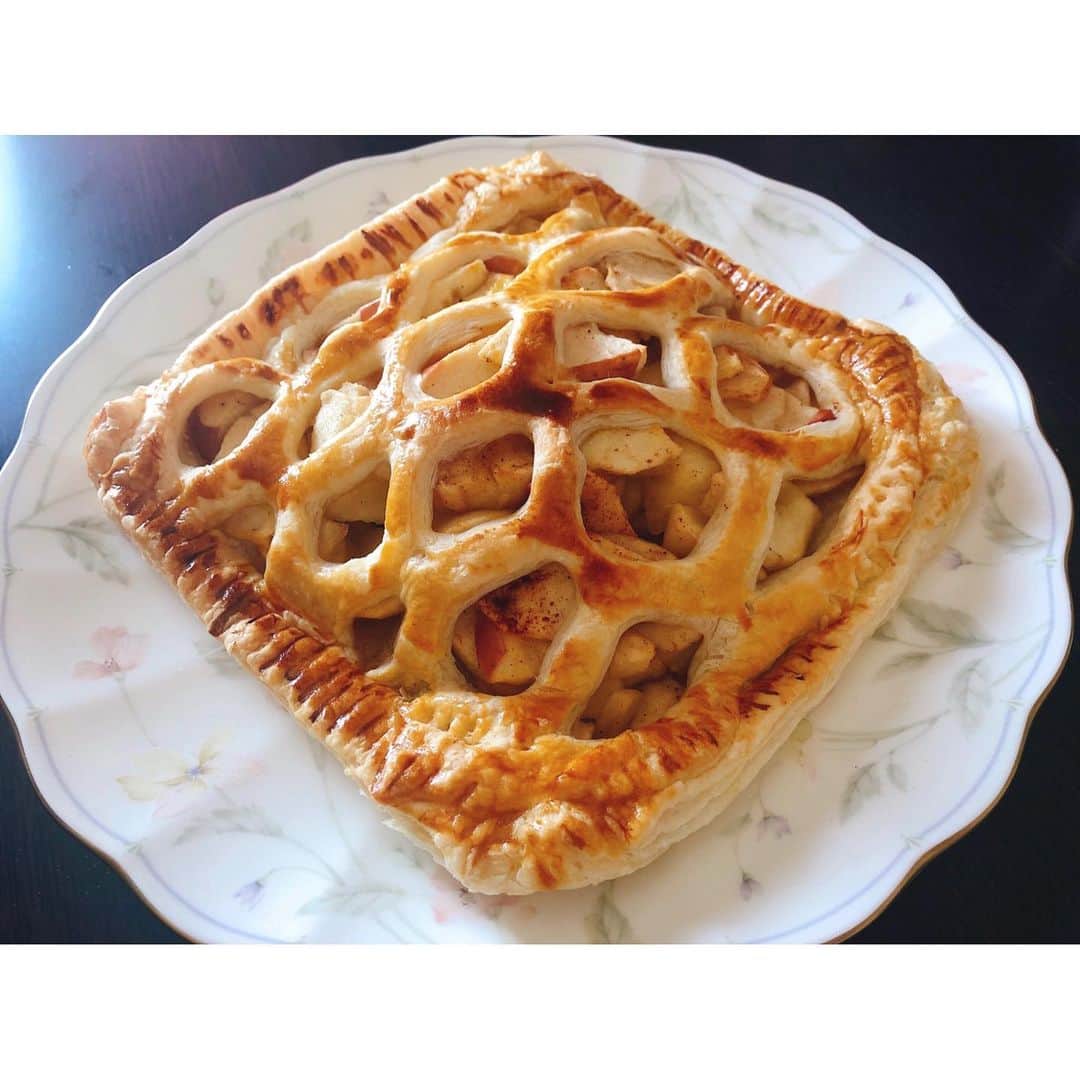 のインスタグラム：「りんご沢山頂いたのでアップルパイ焼いたで🍎🍎 全くメタルらしからぬ昼下がりやんヾ(ﾟΘﾟ )ヾ  でもお味は思わずヘドバンしたくなっちゃう 激アツヘヴィーな美味しさや🤘オウイエー #アップルパイ #おやつの時間」