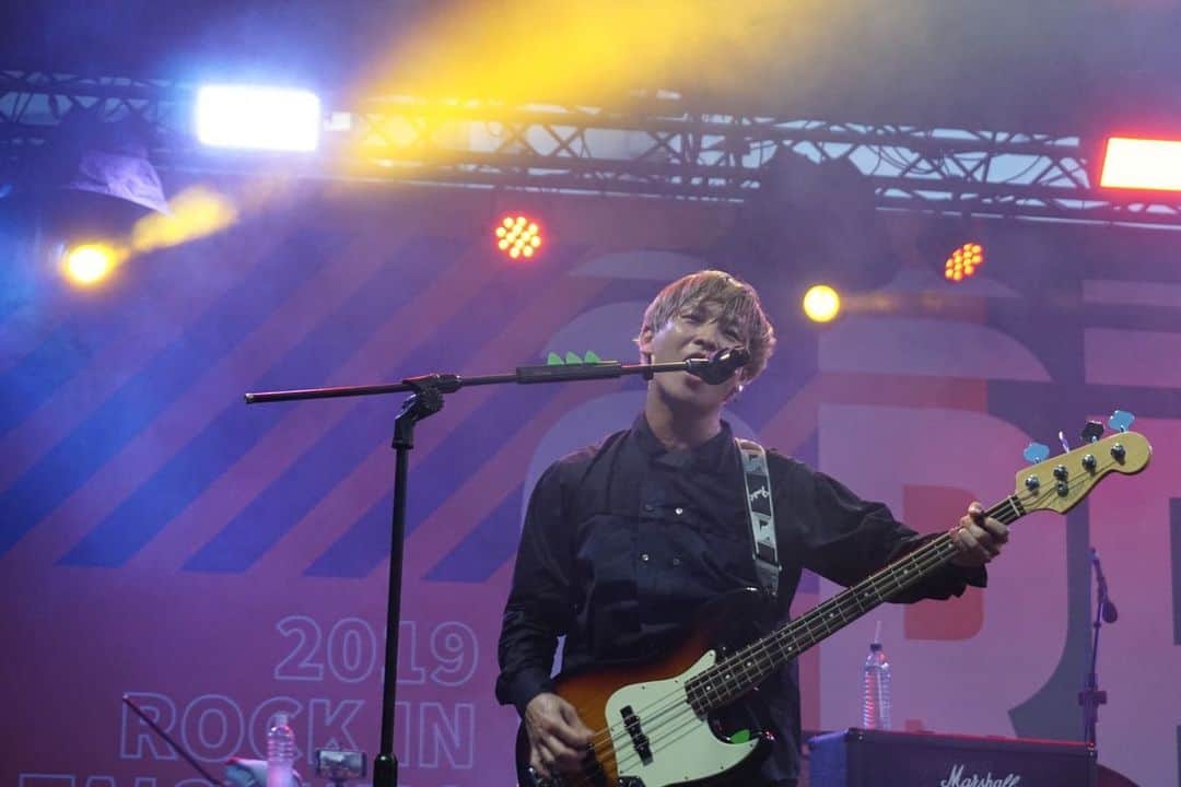 のインスタグラム：「ROCK IN TAICHUNG、謝謝。 台湾好棒！  お客さんが凄く盛り上がってたし、こっちも演奏してて楽しめたし、台湾の友達にも久し振りに会えたし、台湾最高です。 またね台湾！ 再見！  #Bentham #台湾 #台中 #rockintaichung #夏フェス #bass #bassist #bassgram #bassporno #bassguitar #fender #fenderjazzbass #jb #好棒 #再見 #👋 #俺の汗染みが凄い」