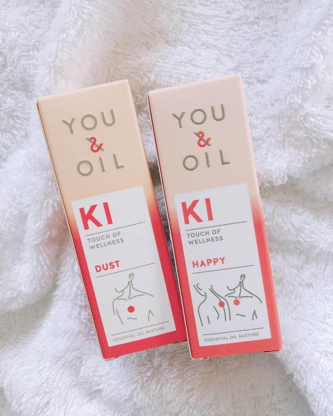 西本早希のインスタグラム：「・ この間の @biople_tenjin の リニューアルオープンでGETしたものたちを 🌿 ・ ・ ・ Y&Oのスキンオイル  お店に行く前から気になっていて  箱に書いてある絵の赤い🔴部分に2.3滴使うと  効果があるというもの。 私は ホコリアレルギーとかがあるので  DUSTとスタッフさんオススメのHAPPYを ！ ・ ・ あとは ObyFのヘアケアミルク 💇🏻‍♀️ ・ これスキンミルクとしても使えるらしく  肌にも使えます とのことでGET ！ (Fのスキンケアもずっと気になってる 🥺) ・ ・ あとは 大きめのブラシが欲しかったので  ジョヴァンニのパドルブラシ を🌵  #biople #bioplebycosmekitchen  #youandoil #obyf」