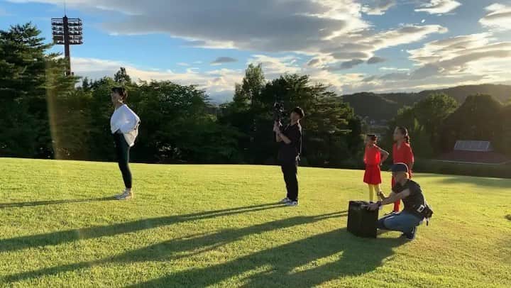 LOVEのインスタグラム：「本日デジタルリリース！！🎊 #GoSeeTheWorld  MV撮影 behind the scenes📽  MAIKO先生キュートすぎ 関さんのこれiPhoneカメラワークも素敵すぎ  また一つ愛しい曲が、そして楽しい曲ができました。 「感情これ全て可愛らしい」 怒りと悲しみと喜びの兄弟が成長する歌です👨‍👧‍👦わたしらみんな生みの親！  堪えてるものが大きい人ほど、心の解放、大事にしてね。 あなたの歌にしてね。 人生を楽しんでね。 私もそうするね。  曲書きから音源制作、MVまで、関わってくれた方々、スタッフの皆さまや子供たち、インスピレーションくれた友人や家族まで。みーんなに、ありがとうございます！  今夜は20:00-21:00ツイキャスライブです。Twitter@loveyanenからどうぞ！  #隔月4作連続リリース第2弾 #第一弾の #1000日の夏 #も引き続き聞いてね #4作揃うのお楽しみに！」