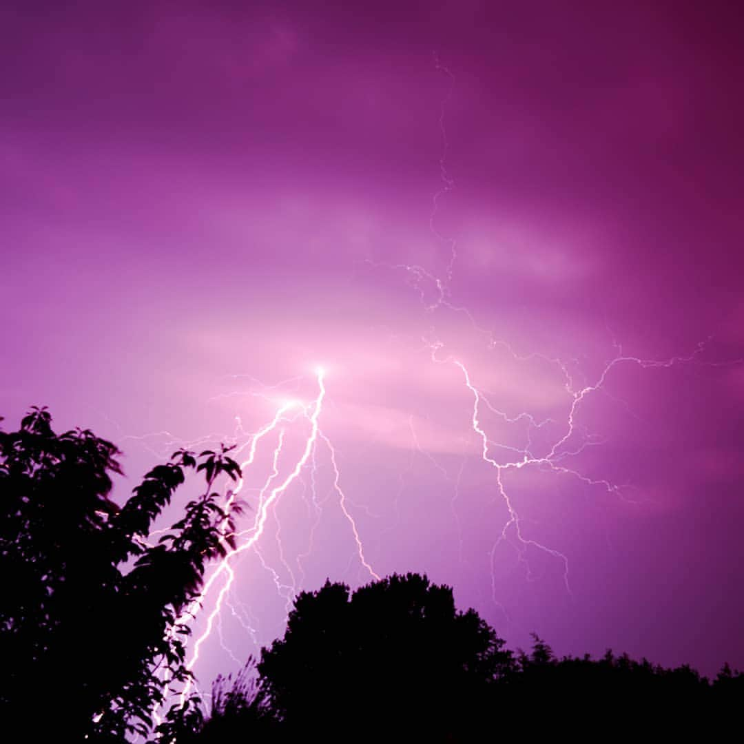 ラースロー・シェーさんのインスタグラム写真 - (ラースロー・シェーInstagram)「Tegnap esti villám! Yesterday night lightning! #lightning #storm #lightningphotography #sonya7riii」9月9日 16時07分 - csehlaszlo