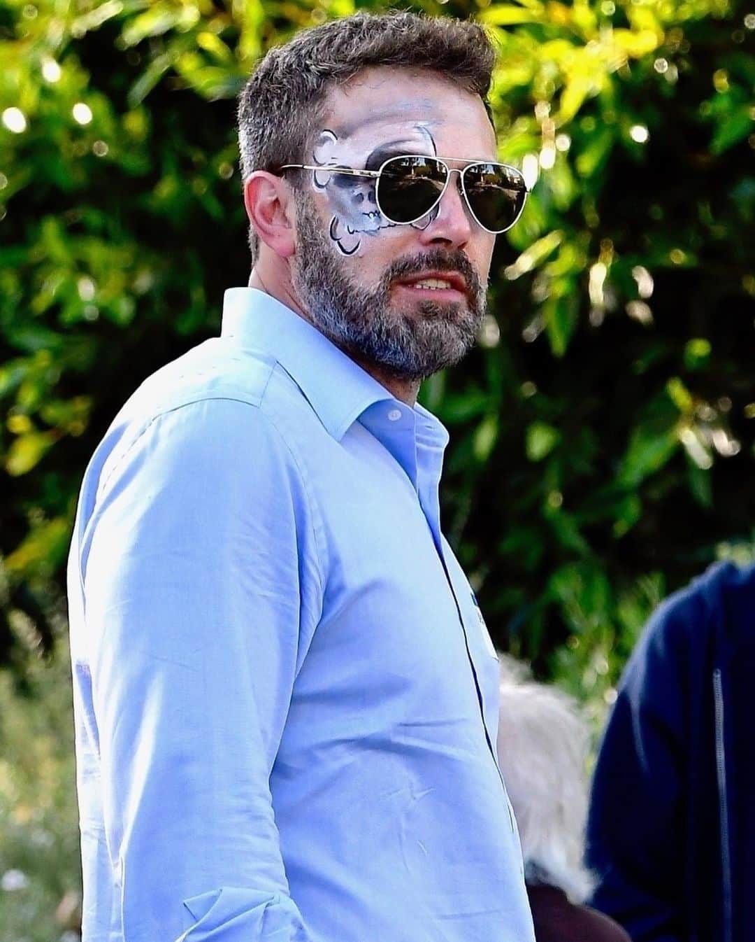 のインスタグラム：「@benaffleck got a skeleton painted on his face while attending a street fair with his kids! #BenAffleck Photos: Backgrid」
