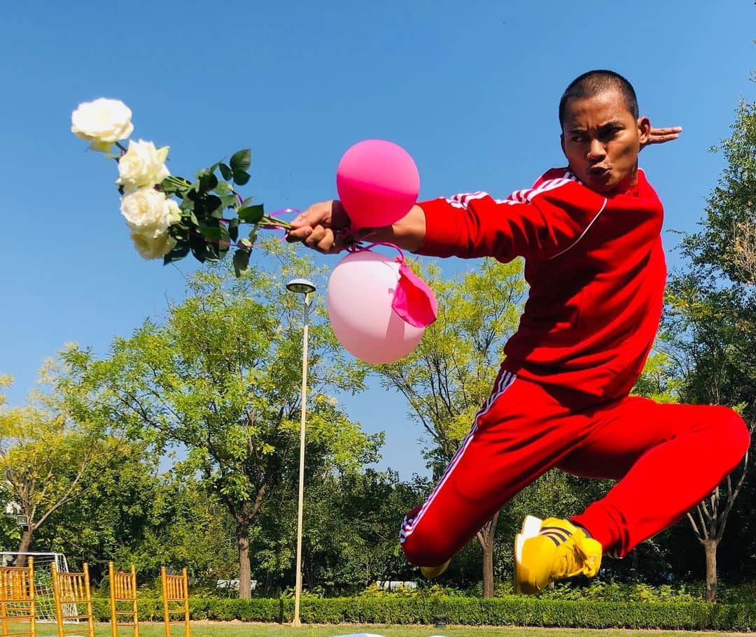 トニー・ジャーのインスタグラム：「transform a sword into flower.」