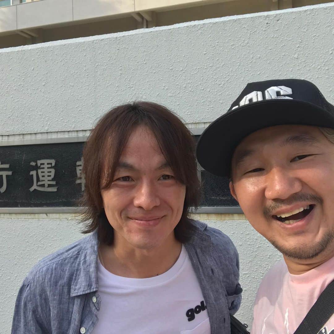 植田朝日のインスタグラム：「🔶﻿ 免許の更新に行ったら、たまたまフットサル界のレジェンド金山友紀と遭遇⁉️﻿ ﻿ 最近、全くフットサル見てなかったから募る昔話と現状を色々聞いちゃった！w﻿ ﻿ 一緒にボールを蹴ったりした最後の世代だもんね。﻿ ﻿ 時間が出来たら応援に行きたいな〜って素直に思ったよ！w﻿ ﻿ がんばれ金山‼️﻿ ﻿ #金山友紀 #ペスカドーレ町田 #フットサル」