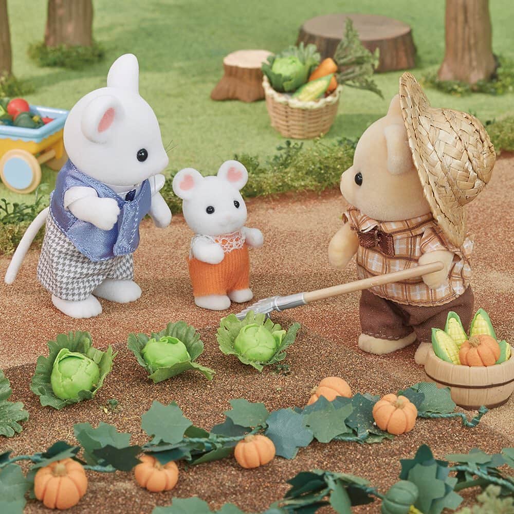 シルバニアファミリー【公式】 さんのインスタグラム写真 - (シルバニアファミリー【公式】 Instagram)「畑仕事をしているクマのお父さん。 お散歩中のマシュマロネズミの赤ちゃんは、畑に興味深々！ 「ぼくにもお手伝いさせて～」 「じゃあ、収穫の時に手伝ってもらおうかな」 ハロウィンの頃には、かぼちゃが大きくなっているかな？楽しみですね。  #シルバニアファミリー #シルバニア #sylvanianfamilies #calicocritters #sylvanian #ドールハウス #dollhouse #ミニチュア #miniature #畑#収穫#野菜#家庭菜園#かぼちゃ#ハロウィン#お手伝い」9月9日 16時34分 - sylvanianfamilies_jp