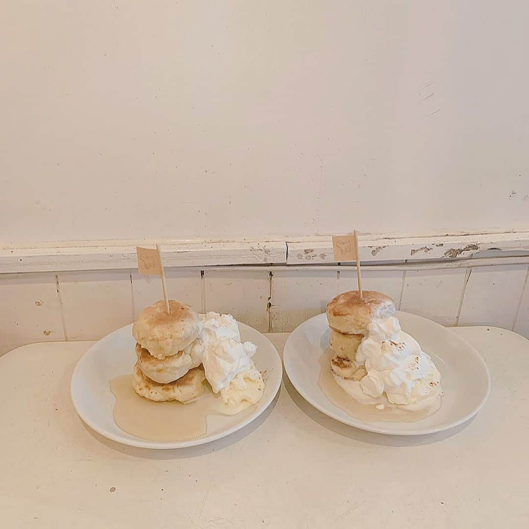 のインスタグラム：「ふわふわばかりたべるけど 固めのパンケーキも🥞 ありだなぁっておもった♡ 空間が可愛い🧸 . . #cafelamp #池袋カフェ #instafood #pancakes #カフェ巡り」