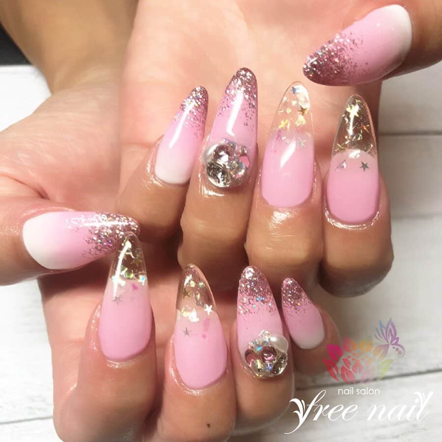 free nail フリーネイルのインスタグラム：「. お客様ネイル💅🏻💫✨ . 10本長さ出しロングネイル🐰✨ . グラデーションがキレイ💗✨ . スワイプして動画も見てね⇨☝︎🎬✨ . ご来店ありがとうございました🙇🏻‍♀️🙇🏻‍♀️🙇🏻‍♀️💗 . #ネイル #フリーネイル #ネイルアート #ジェルネイル #ネイルサロン #大阪ネイルサロン #ネイルデザイン #ネイルチェンジ #グラデーションネイル #ラメグラ #ビジューネイル #ホログラムネイル #キラキラネイル #長さ出し #ピンクネイル #クリアネイル #デザインネイル #シンプルネイル #トレンドネイル #ロングネイル #秋ネイル #美甲 #日式美甲 #autumnnails #nailsart #nailsalon #nailsdid #newnails #newnail #freenail」