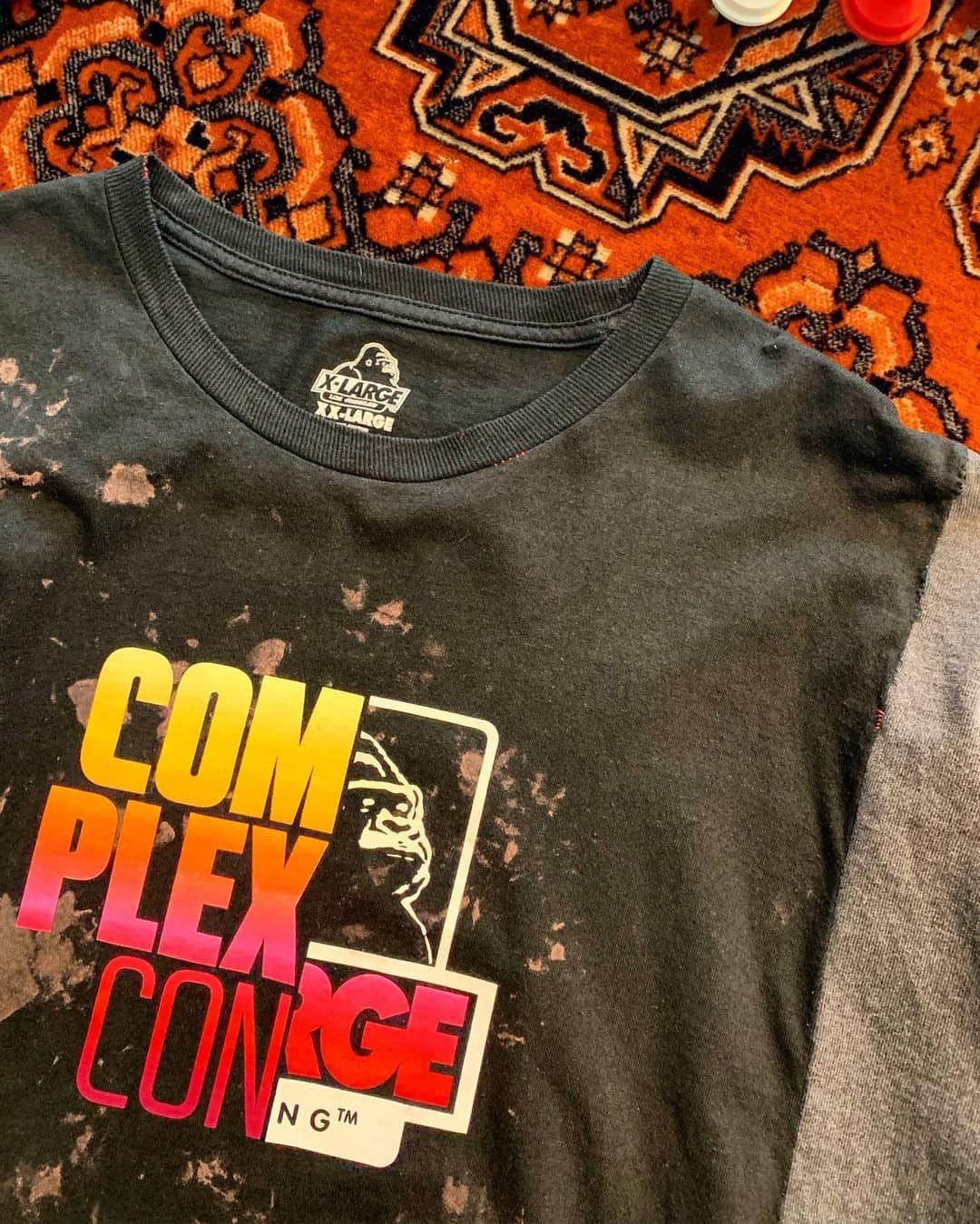 照屋 健太郎さんのインスタグラム写真 - (照屋 健太郎Instagram)「2年前の @complexcon 会場だけで販売した @xlargejp 限定Tシャツを個人的にリメイクオーダー中のTシャツです。だんだん仕上がってきてワクワク！沖縄でセレクトショップを運営する、同い年の友人 @kooeeuchima くんにお願いしています✌🏻😊 . #complexcon #XLARGE #2017」9月9日 17時04分 - libertyforce_teruya