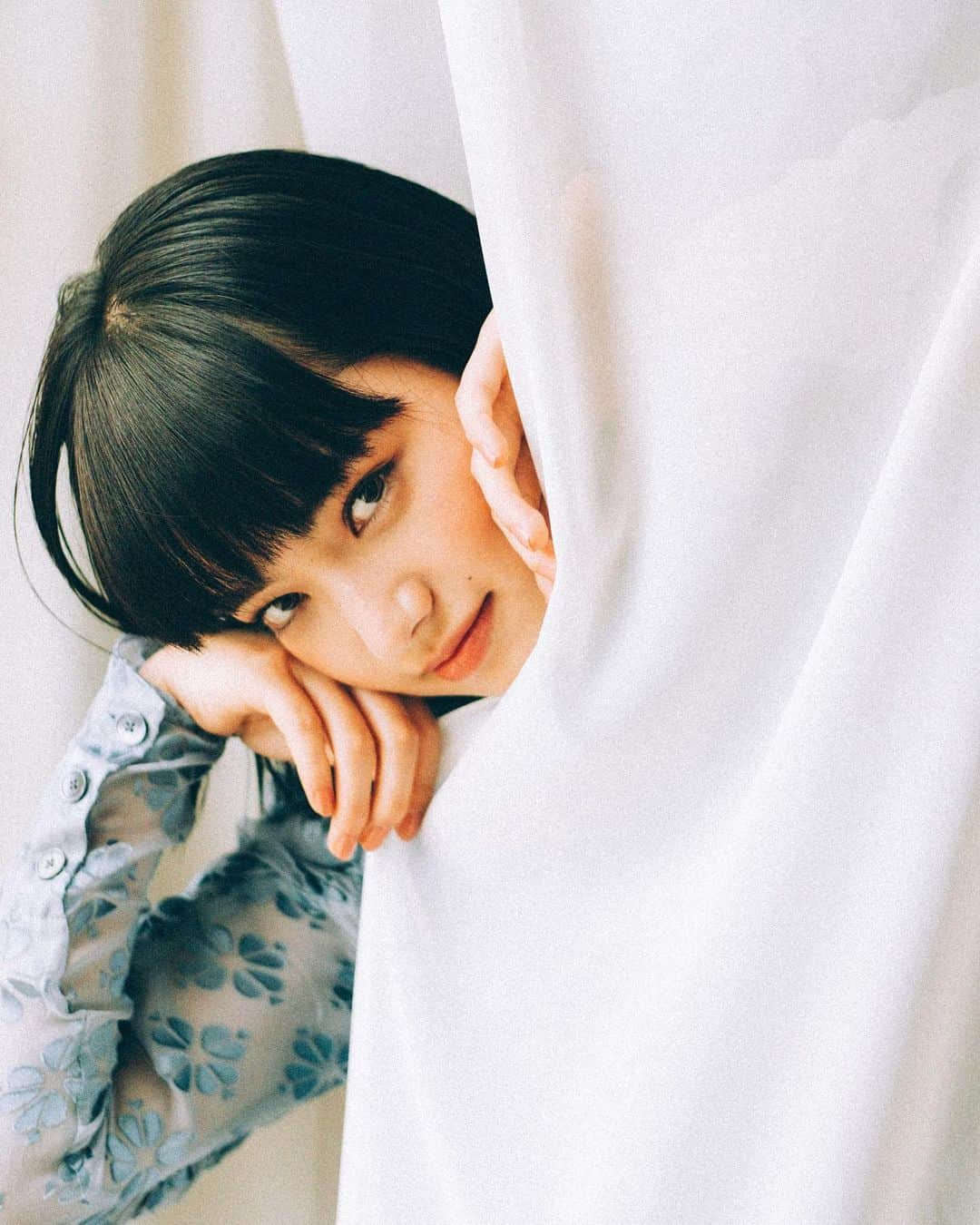 インテグレート♥さんのインスタグラム写真 - (インテグレート♥Instagram)「指でさっと塗るだけで、毛穴オフ＆透け感オン！プロ仕上げのうるつや肌で、どこに出かけよう？ ・ ・ #インテグレート #ラブリーに生きろ #使えるラブリー #小松菜奈 #プロフィニッシュリキッド #リキッドファンデーション #リキッドファンデ #ベースメイク #トーンアップ #カバー力 #毛穴オフ #透け感 #美肌 #ミネラル #抜け感メイク #透明感メイク #つや肌メイク #つや肌 #紫外線対策 #日焼け対策 #コスメ好きさんと繋がりたい #新作コスメ #新作コスメ2019 #秋コスメ #秋メイク #時短メイク #オフショット #メイキング #今日のメイク #integrate」9月9日 17時00分 - integrate_jp