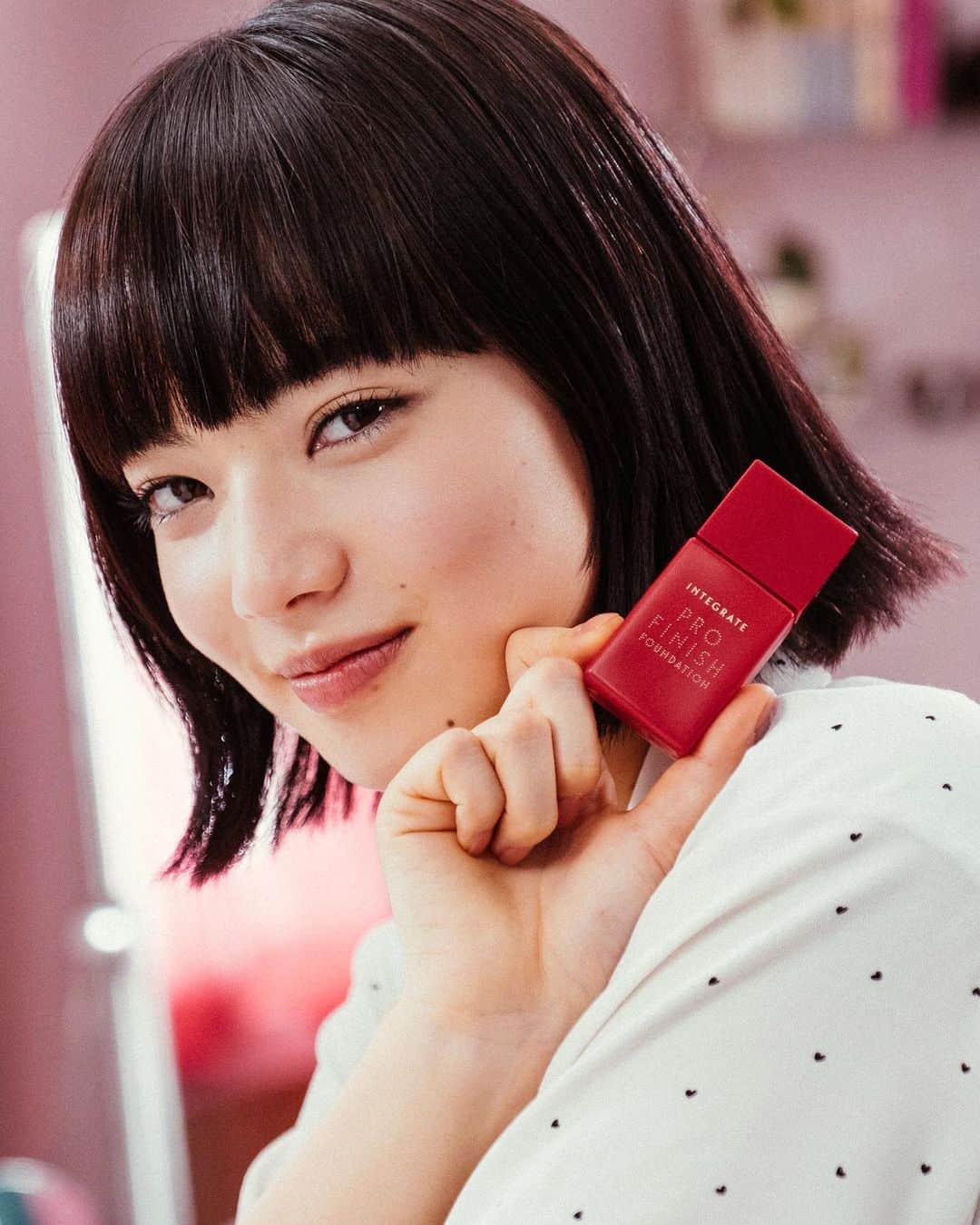 インテグレート♥さんのインスタグラム写真 - (インテグレート♥Instagram)「指でさっと塗るだけで、毛穴オフ＆透け感オン！プロ仕上げのうるつや肌で、どこに出かけよう？ ・ ・ #インテグレート #ラブリーに生きろ #使えるラブリー #小松菜奈 #プロフィニッシュリキッド #リキッドファンデーション #リキッドファンデ #ベースメイク #トーンアップ #カバー力 #毛穴オフ #透け感 #美肌 #ミネラル #抜け感メイク #透明感メイク #つや肌メイク #つや肌 #紫外線対策 #日焼け対策 #コスメ好きさんと繋がりたい #新作コスメ #新作コスメ2019 #秋コスメ #秋メイク #時短メイク #オフショット #メイキング #今日のメイク #integrate」9月9日 17時00分 - integrate_jp