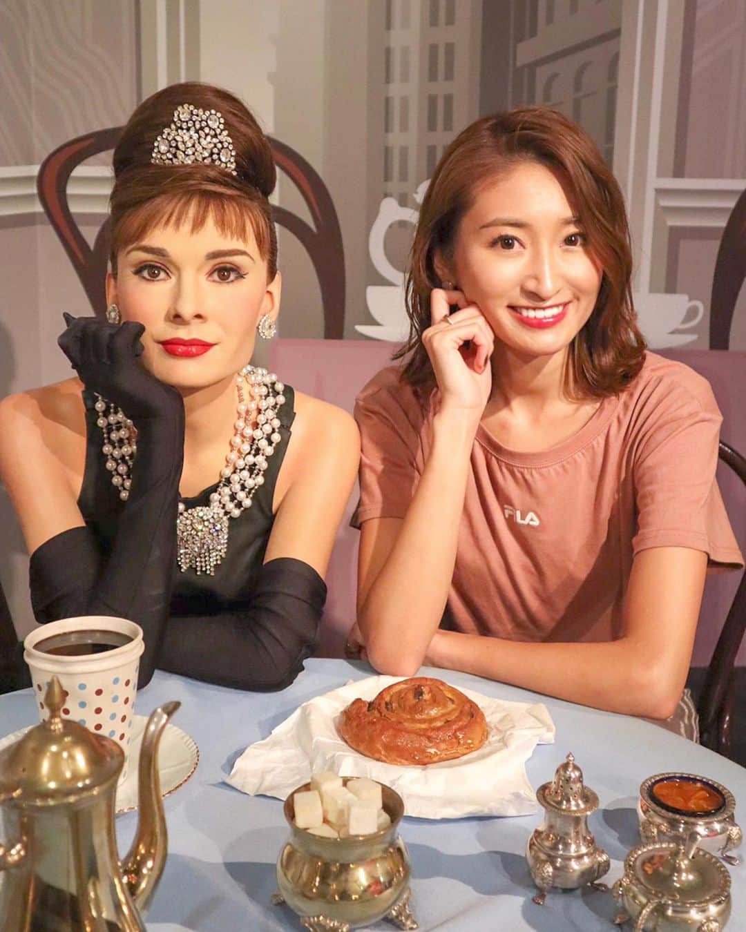 のインスタグラム：「お台場にある「マダムタッソー」に行ってきたよ🌟 ㅤㅤㅤㅤㅤㅤㅤㅤㅤㅤㅤㅤㅤ  初めて行ったんだけど すっごく楽しくて終始笑い転げてました🤣 ㅤㅤㅤㅤㅤㅤㅤㅤㅤㅤㅤㅤㅤ  蝋人形は1体2000万円もするそうで、めちゃくちゃリアル😳(髪の毛は人毛を使ってるんだって！) 店員さんかと間違えて声かけちゃうレベル🤣 ㅤㅤㅤㅤㅤㅤㅤㅤㅤㅤㅤㅤㅤ  また、250年以上続く世界中で大人気のマダムタッソーにて 新たな施策が開始されたそう💕 ピエロやパフォーマーの方が突然現れて目の前でパフォーマンスをしてくれて、 贅沢でした🤭 ㅤㅤㅤㅤㅤㅤㅤㅤㅤㅤㅤㅤㅤ  誰と行っても楽しい時間が過ごせるエンターテイメント施設「マダムタッソー」、おすすめです🌻 ㅤㅤㅤㅤㅤㅤㅤㅤㅤㅤㅤㅤㅤ  #マダムタッソー#お台場#お台場デート#お出かけ」