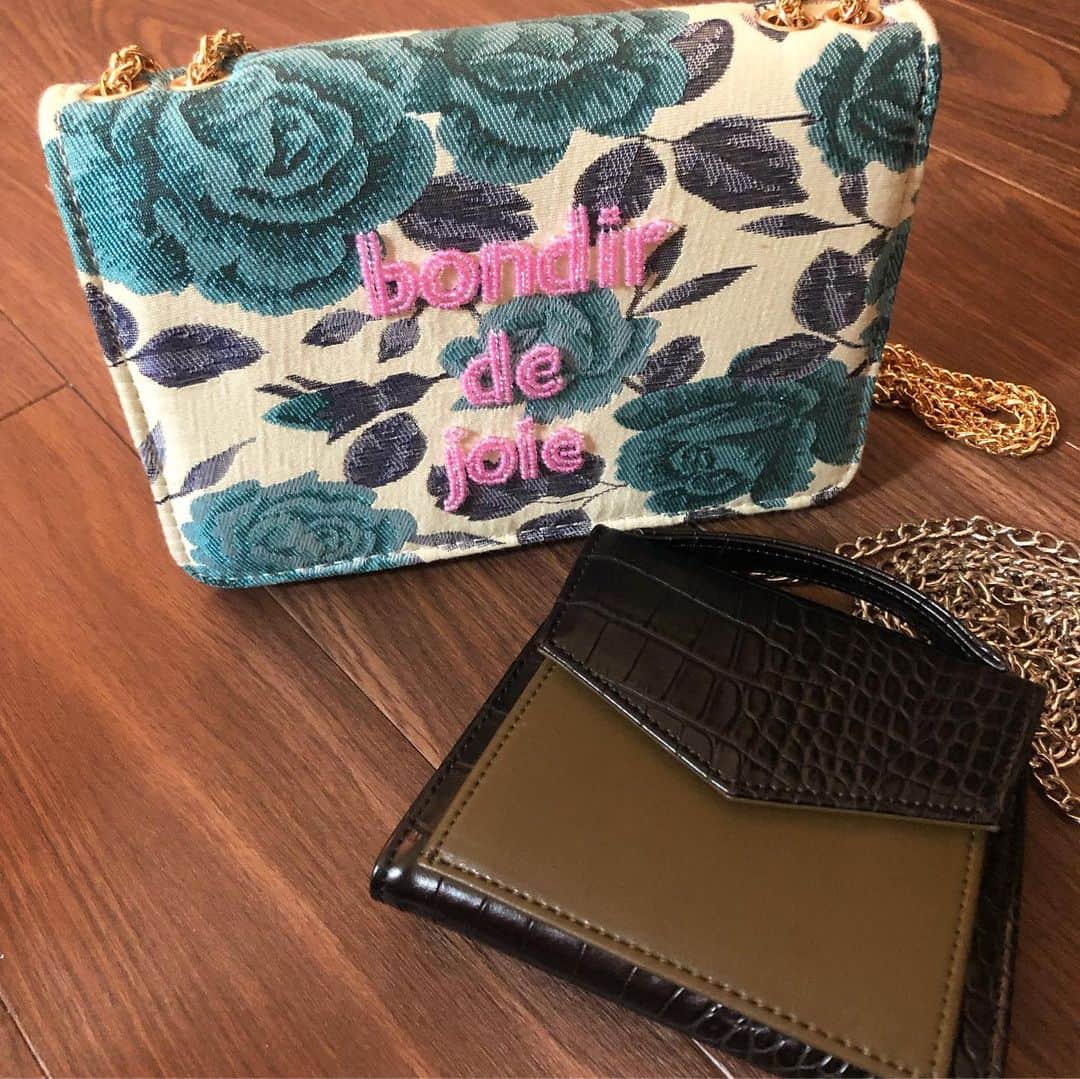 のインスタグラム：「casseliniのバッグとお財布届いてめっかわ💕小さいバッグ好き！  そして展示会も遊びに行きました！ バッグ好きなのでたくさんオーダーしたよー👜💕たのしみ！ 新ブランドのHEY!MrsROSEも興奮しました。架空のローズさんのクローゼットをイメージだそうです！可愛すぎて鼻血でそう  #casselini」
