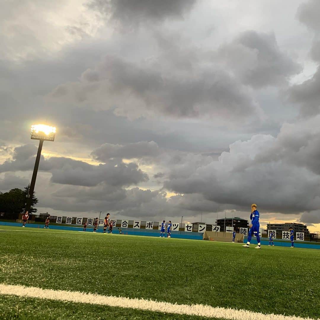 のインスタグラム：「. 南葛SCの台風前のトレーニングマッチ⚽️ . 雲の動きも早く、雨も降ったり止んだり、風も吹いたり吹かなかったり…異様な感じでした💨 . 台風通過後、影響は大丈夫でしょうか？ . ニュースで大変な事になってるのを見て、自然の脅威を感じさせられます😨 . #自然 #脅威 #台風15号 #対策 #東京 #南葛sc #キャプテン翼 #葛飾区 #準備」