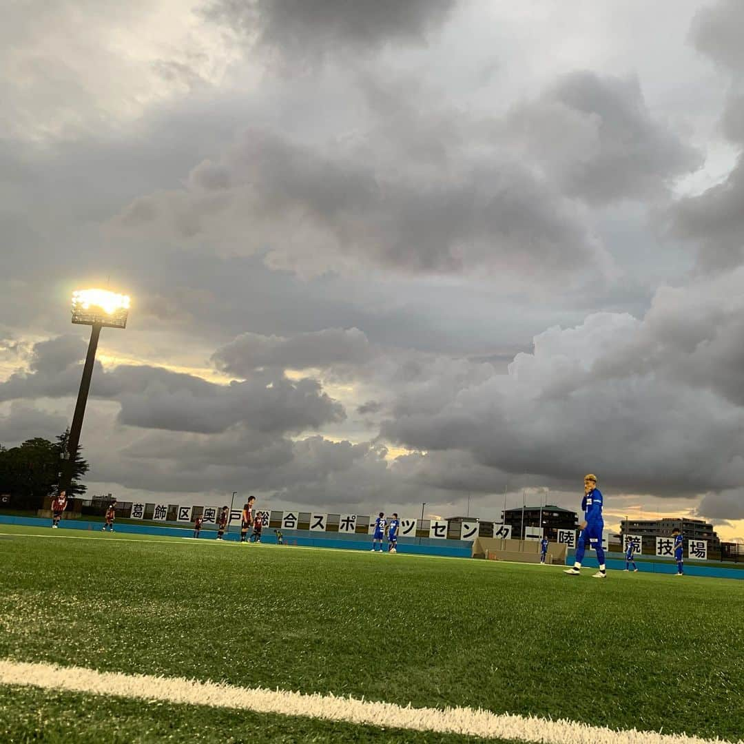 福西崇史さんのインスタグラム写真 - (福西崇史Instagram)「. 南葛SCの台風前のトレーニングマッチ⚽️ . 雲の動きも早く、雨も降ったり止んだり、風も吹いたり吹かなかったり…異様な感じでした💨 . 台風通過後、影響は大丈夫でしょうか？ . ニュースで大変な事になってるのを見て、自然の脅威を感じさせられます😨 . #自然 #脅威 #台風15号 #対策 #東京 #南葛sc #キャプテン翼 #葛飾区 #準備」9月9日 17時21分 - takashi_fukunishi