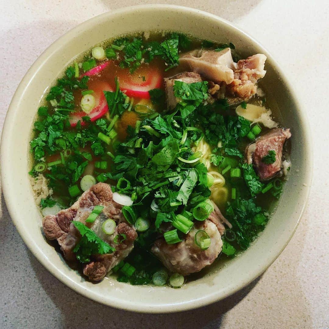 のインスタグラム：「滞在中一度は食べたいオックステールスープ。よく煮込んだオックステールは生姜醤油で、パクチー入りのスープは滋味溢れる味わい。疲れ気味の胃袋にもいい感じと言いながら、マカロニサラダ付きのチキンカツやキムチチャーハンも注文するという矛盾。大学生はオックステールラーメンを。ナルト入りなのが面白い。かつてこの場所にボウリング場があり、その片隅にあったコーヒーショップの時代から、オックステールスープはこのカムボウル派。 #オックステールスープ #ローカルご用達 #ハワイ備忘録 #ariko_hawaii」