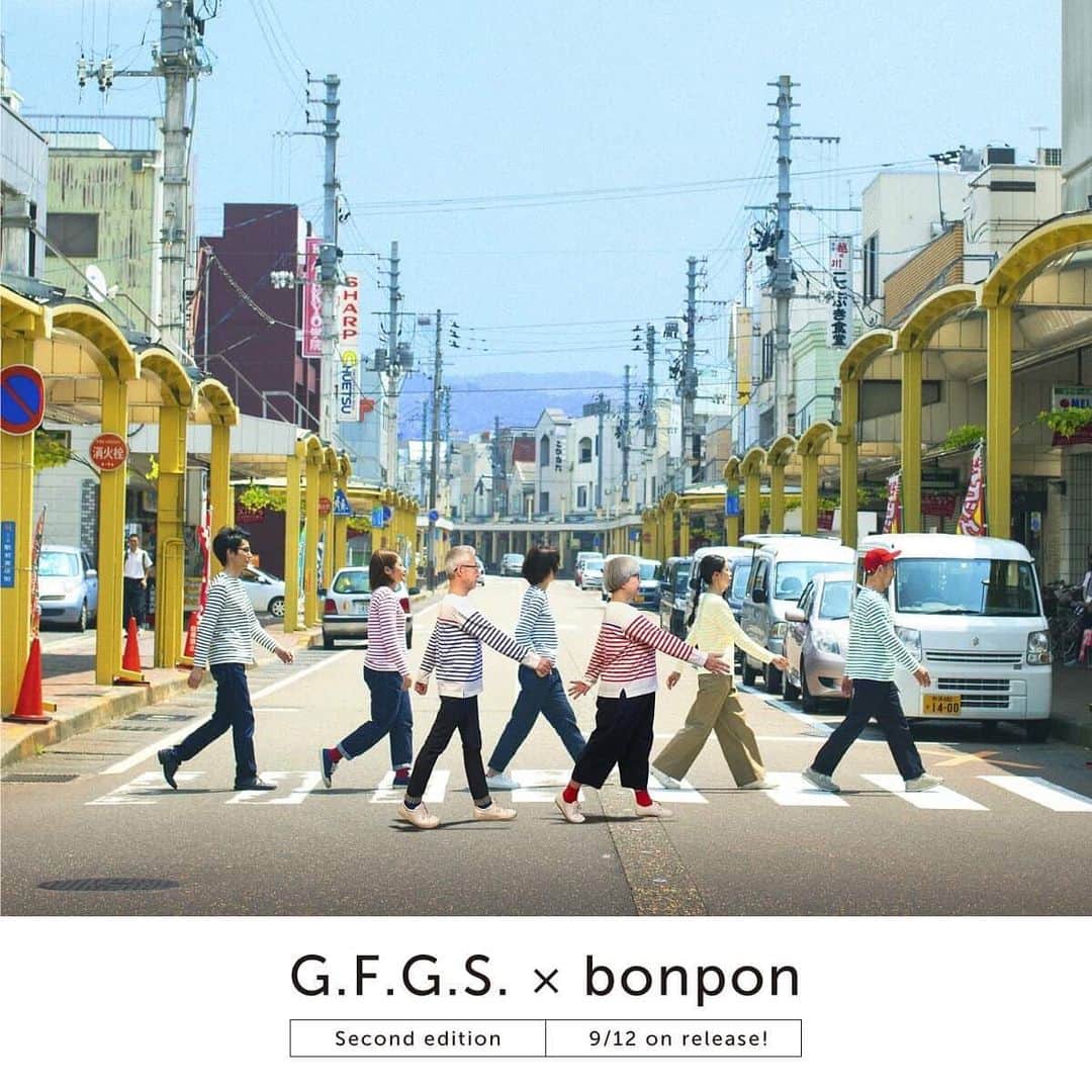 のインスタグラム：「◎お知らせ◎ 新潟県加茂市のオーダーボーダーのお店G.F.G.S. ( @gfgs )さんとbonponのコラボ第二弾が決定しました❣️ 昨年に続き、再度お声を掛けていただいてとても嬉しいです😍😍 今回は、胸元にアクセントカラーを入れたナバルボーダー全4種類です。 グレーやベージュは、派手な色が苦手な方にも抵抗なく着られると思います👍 多くの皆様に気に入っていただけますように😊😊 (素敵なフライヤーをG.F.G.S.さんに作っていただきました。THE BEATLESのアルバム「Abbey Road」のジャケットを模して、G.F.G.S.のスタッフさん達とbonponが横断歩道を歩いています。) ・ 〜以下、G.F.G.S.( @gfgs )さんより〜 \ G.F.G.S.® × bonpon コラボ第二弾決定! /  白髪とチャーミングなファッションがインスタグラムで大人気のbonpon夫妻と、G.F.G.S.のダブルネーム第二弾アイテムが実現いたしました。 前回大好評をいただいたコラボモデルをベースに、胸元にさりげなくアクセントカラーを配置した特別アイテムです。 カラーパターンは全4種類。 今回は左袖にダブルネームのタグも付きます。  受注受付は9月12日(木)開始予定です。  ぜひお見逃しなく! https://www.gfgs.net/shop/gfgs-bonpon-2/ ・ ・ #GFGS_bonpon #gfgs #orderborder #新潟 #加茂市 #コラボ  #ボーダー #ボーダーズ #リンクコーデ #おそろい #夫婦 #60代 #ファッション #コーディネート #リンクコーデ #夫婦コーデ #グレイヘア #白髪 #共白髪 #couple #over60 #fashion #coordinate #instafashion #instagramjapan #greyhair #bonpon511」
