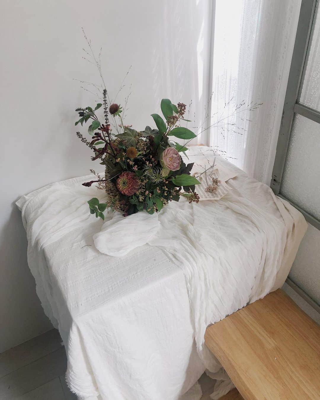 目見田早弥子のインスタグラム：「| Flower arrangement class 𓆸  約２ヶ月ぶりのマロンでのレッスン！ 今回は持ち手のついたバケットに 生花のアレンジメントでした。 マロンらしいリズム感や動きのあるお花と デザインに仕上がりました♡ いつも教えていただいている先生方は ソウル本店のフラワーカフェに出ているとのことで 逆にソウル本店の先生方がいらっしゃっていて 韓国語と日本語を通訳を交えながら会話をして 新鮮で楽しかったです🌿♡ 娘のことをずっと「キヨ〜！」と言ってくださって😂🧡 ちょこちょこわかるワードがあって楽しかったな⚐ 次はいつもの先生が日本に戻ってくるから それも楽しみ🌼」