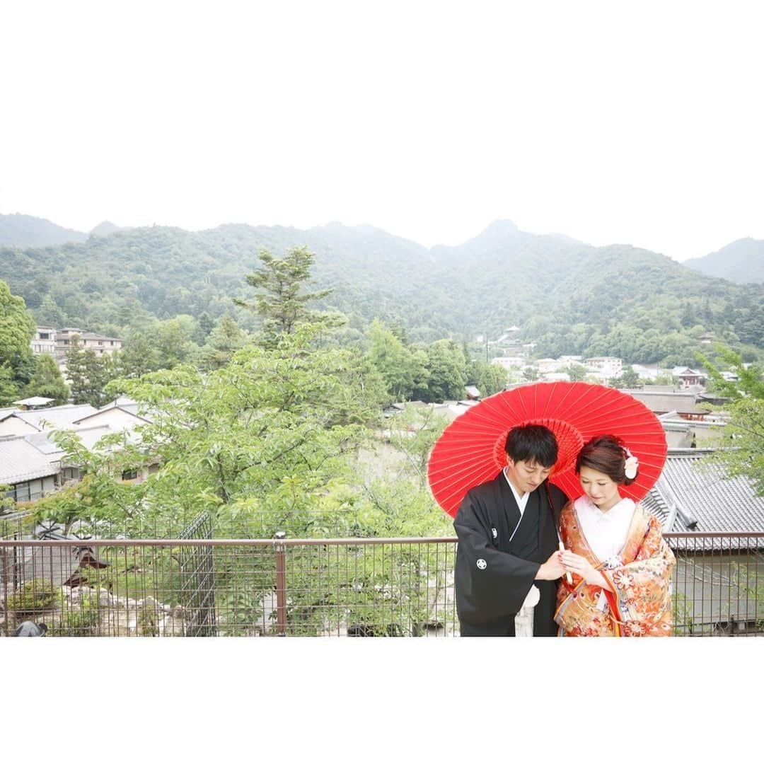 大進ウェディングさんのインスタグラム写真 - (大進ウェディングInstagram)「. 打掛の赤と 背景の緑が素敵にマッチしてますね✨ 9/17、23は限定1組様ずつにはなりますが 撮影のご予約をお受けできます❤️ . 詳しくは下記まで📞 0120-898-411 . ・ so-sha.co.jp/bridal #結婚式 #家族婚 #結婚準備 #式場探し #大人婚 #wedding #ウェディング #bridal #ナチュラルウェディング #前撮り #ウェディングフォト #photo #結婚写真 #ハートのある写真 #weddingphotography #weddingdress #和装 #marryxoxo #love #like4like  #広島 #広島カープ #花嫁 #プレ花嫁 #日本中のプレ花嫁さんと繋がりたい #卒花 #dressy花嫁 #プラコレ #シュテルン #シュテルン広島」9月9日 17時20分 - daishin.sosha_wedding