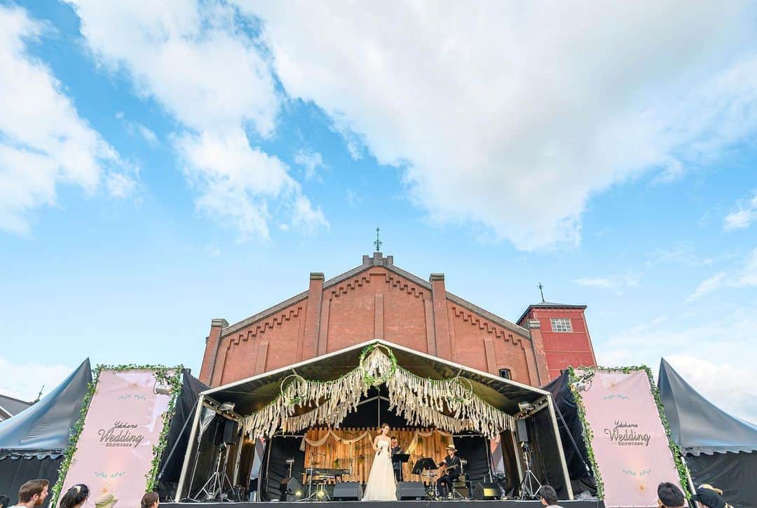 エミ・マイヤーさんのインスタグラム写真 - (エミ・マイヤーInstagram)「日曜日は台風が待ってくれてすごく楽しいコンサートができました！ウェディングドレスを着てステージに立つのは初めて！#Anniversaire #アニベルセル 横浜が貸してくれました！ 👰Had a blast performing this weekend at Japan’s largest wedding showcase! (first time doing a concert like this in a wedding dress hahah☺️) #ゼクシィ #横浜赤レンガ倉庫 #yokohama #haircolor Hair and make by @miwa_ozawa」9月9日 17時31分 - emimeyer