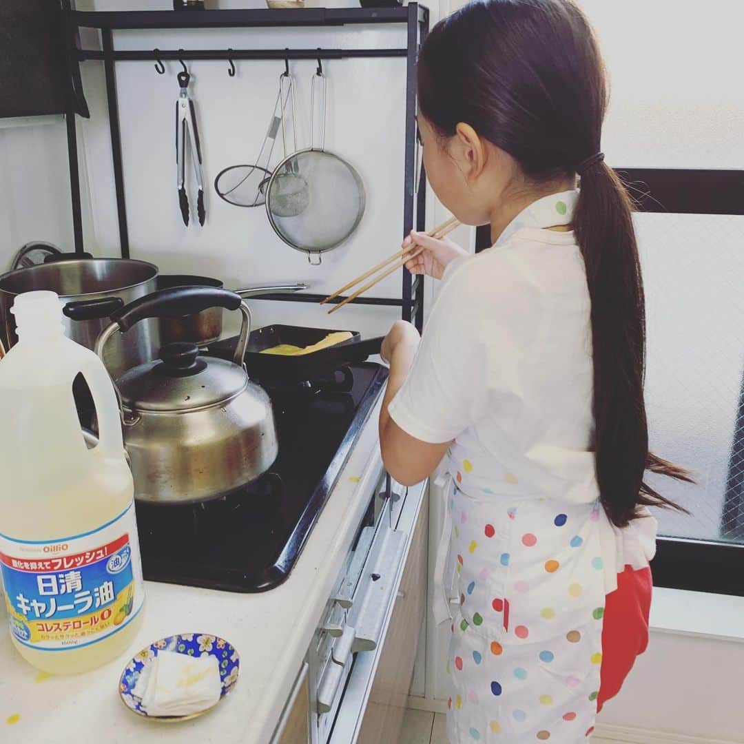 五月女ケイ子のインスタグラム：「台風で休校に。。。 仕事してたら、お昼ごはん作る！と言い出して 卵焼き作って昨日の残りチンして ご飯を出してくれました。」