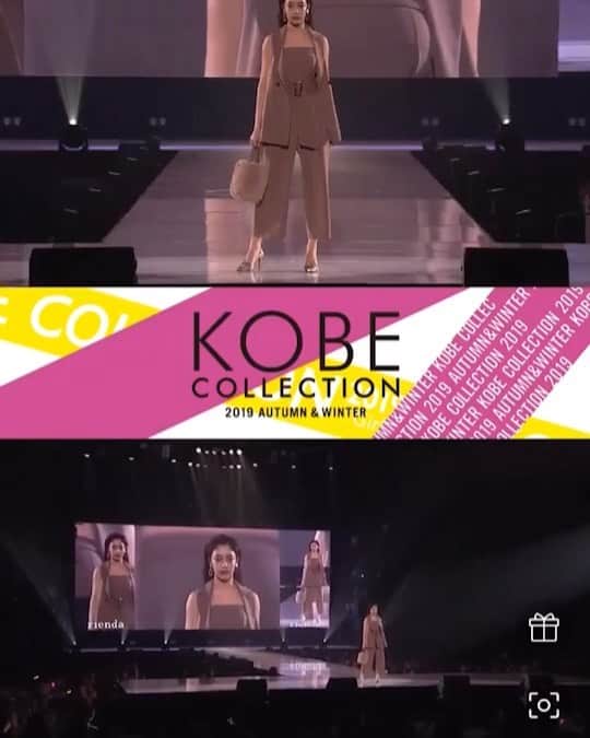 のインスタグラム：「KOBE COLLECTION 2019 A/W @kobe_collection  rienda @rienda_official  私のボードを持ってくれてる子を見つけて思わず指を指してしまったの図。 嬉しかった、ありがとうね🥰🥰 ほかのステージの映像はプロフの"神戸コレクション"に載せております💗 7ブランド+FINALEありがとうございました！！ #kobecollection #神戸コレクション #神コレ #fashionshow #fashion #model #rienda #ファッション #ファッションショー #モデル」