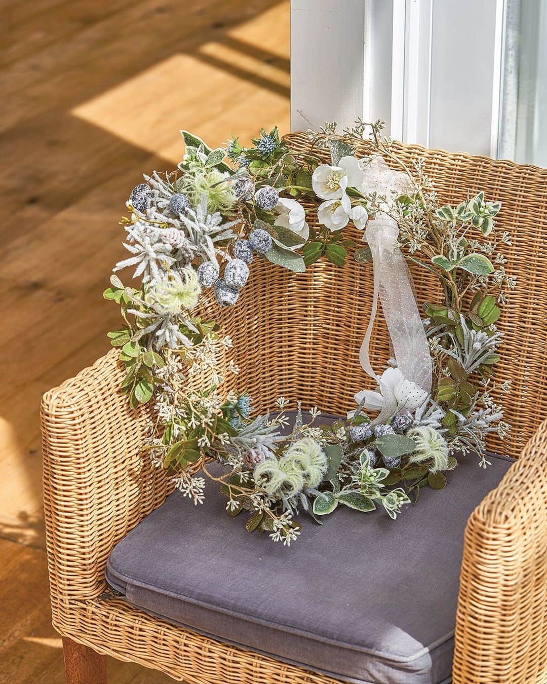 東京堂アーティフィシャルフラワーMAGIQのインスタグラム：「・ 【アーティフィシャルで季節を迎える】〜Winter Flower Home Decoration(ウィンターフラワー ホームデコレーション) ・ 家に好きな絵や写真を飾るように、 お花を飾りませんか？ ソファーやカーテンに合わせて、 キャンドルや小物に合わせて、 お花を飾るだけでお部屋の印象が グッとステキに変わります。 ・ FX8181ラッスルリーフバイン FX1789アイスユーカリトランペットブランチ FX1784アイスユーカリトランペット FX118・5ワイダリーフラワー FX1890スノーマウントバイン FX619ソルベユーホルビアバンドル FX1031シュクレヘレボルス FM4086・22ナチュリアベリーブランチ FM1601・1クレマチスシードショート ・ 【You Tube TOKYODO公式チャンネル】 見て学べて役立つ、お花に関する動画満載❗️ 👇👇👇 https://m.youtube.com/channel/UCyD95_Gb0wQhvTRm9FDJnsQ ✳️【チャンネル登録】お願いします🙇‍♀️ Please subscribe to my channel ❗️ 请注册 ❗️ 채널 등록 고마워요 😁 ・ #TOKYODO#MAGIQ#MAGIQのある暮らし#東京堂#アーティフィシャルフラワー#アーティフィシャル#アートフラワー#造花#花のある暮らし#花のある生活 #花好きな人と繋がりたい#フラワーデザイン#フラワーアレンジメント#フラワーアレンジ#アレンジメント#花が好き#花を飾る#artificial#artificialflower #flowerofinstagram #flowersoninstagram#autumnflowers #花藝#插花#花藝課#保鮮花#不凋花#꽃스타그램#조화」