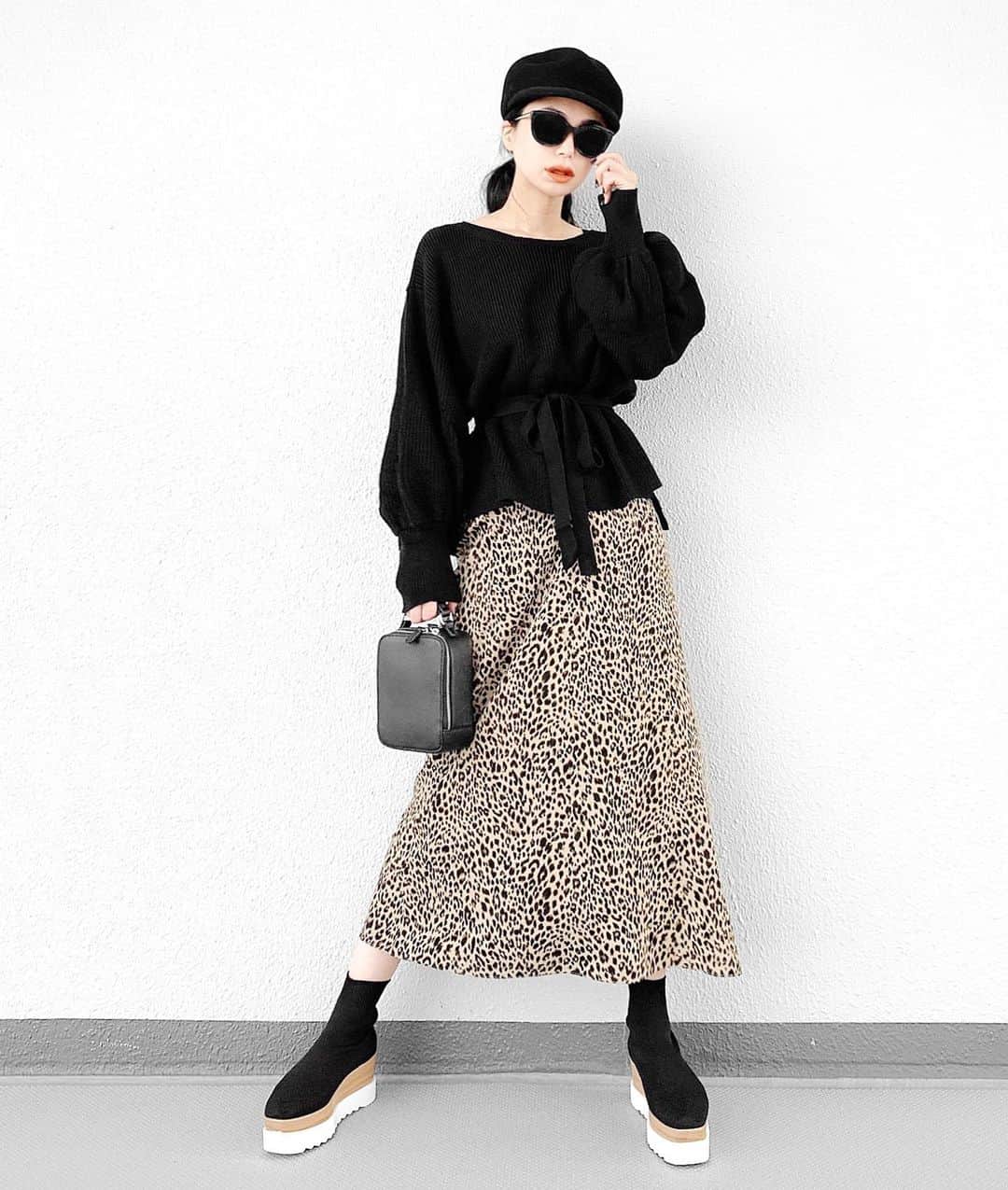 lve_xxxxのインスタグラム：「.﻿ .﻿ はよ、KNIT着たい🐻﻿ ﻿ 昨年もGETした﻿ @basement_online のバルーン🎈﻿ ﻿ 今年はBLACKを🖤﻿ ﻿ ウエストリボン付きなので﻿ ウエストマークしても良きだし﻿ そのままゆるっと着ても良き🙆‍♀️✧﻿ ﻿ バルーン袖ってなんでこんなに可愛いだろ？﻿ 大好物🤤🖤﻿ ﻿ ﻿ その他コーデアイテム詳細は﻿ WEARをご覧くださいませ。﻿ ﻿ WEAR ： lvexxxx ﻿ 💻 https://wear.jp/sp/lvexxxx/﻿ ﻿ －－－－－－－－－－－－－－－－－－﻿ ﻿ 📢コメント頂ける際は、﻿ 最新投稿にお願い致します。﻿ ﻿ 過去投稿に頂いた際、気がつかない事もあり﻿ お返事致しかねる場合が御座います🙇‍♀ ️﻿ ﻿」