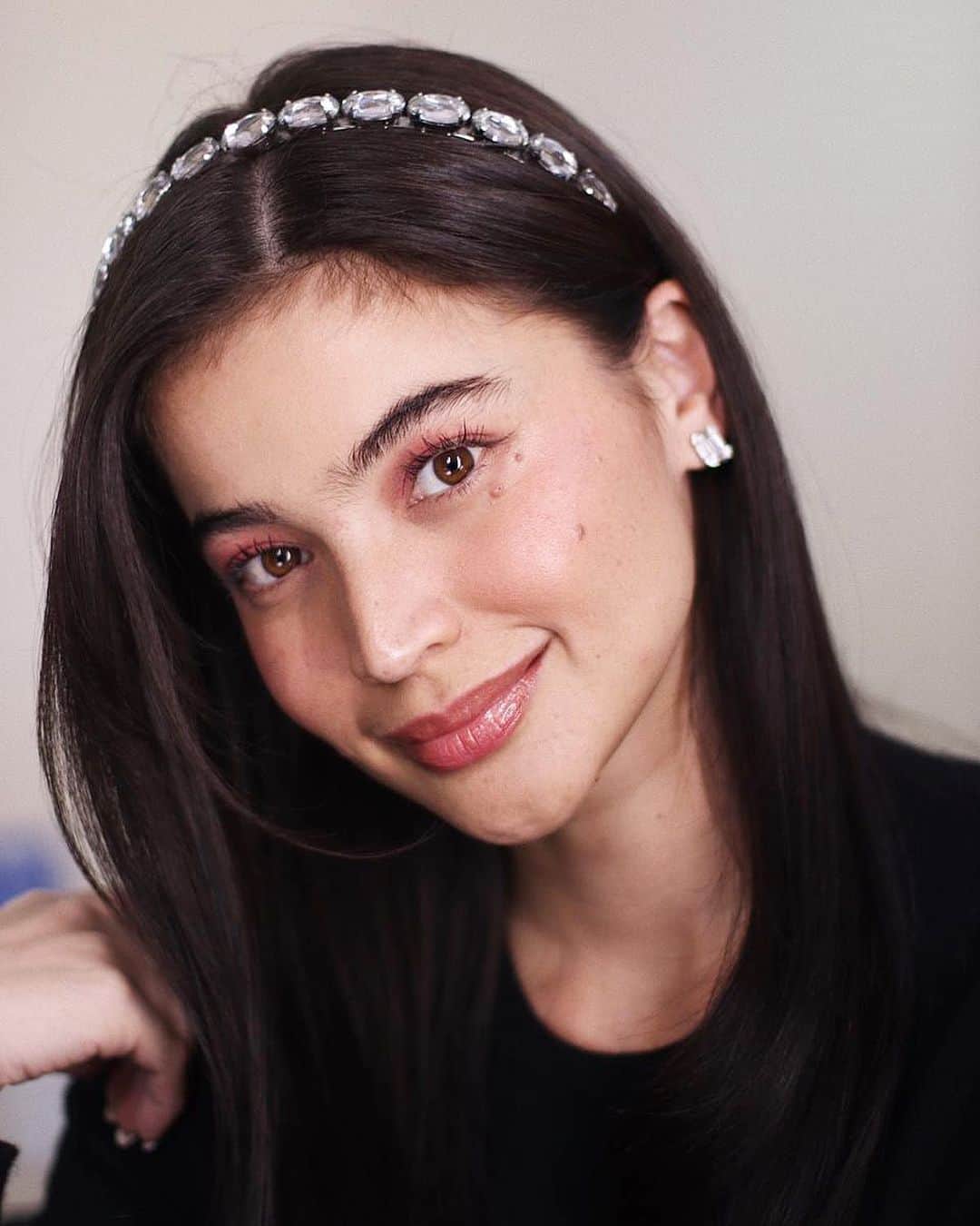 アン・カーティスのインスタグラム：「Sing-TAMIS ng wine singtatag ng sunshine 😂 Freshness brought to you by @mikkamarcaida using @blkcosmeticsph everything. What’s on my lips? 2 days to go till I share it! 🎂」