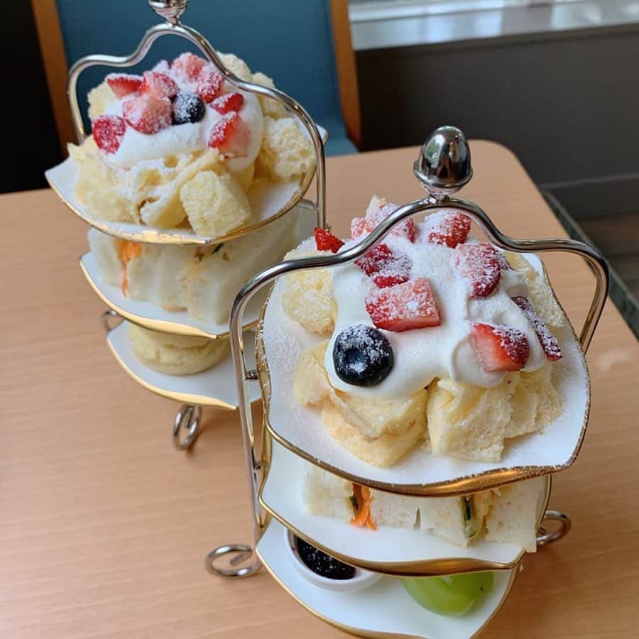 ナゴレコさんのインスタグラム写真 - (ナゴレコInstagram)「「ミニアフタヌーンティースタンド」 リポスト🕴イギリスが発祥の喫茶習慣と言われるアフタヌーンティー🇬🇧🍞☕️ こちらは南大高のウニコルノさんが提供されるもの👏 . アフタヌーンティーはちょっと敷居が高い、と感じられる方もいらっしゃるかもしれませんが、こちらは価格が850円と気軽に楽しめますね🤔💯 . 見た目も可愛くて良い感じです⭕️ ご存じない方のために、アフタヌーンティーは下から食べていくのがセオリーのようですよ😎🙌 . @hinata_suukki さん、#ナゴレコ ありがとうございます🙆‍♂️🙆‍♂️ . Repost @hinata_suukki ・・・ . 緑区でアフタヌーンティー😆 * * ウニコルノ💕 * * 相変わらず大大大人気店。2時間制。 * * 予約しないで大丈夫だった平日の午後。 * * ミニアフタヌーンティースタンド850円 * * 安くて美味しい💕でもでもびっくりするぐらいミニチュアサイズ🤣まぁ850円だもんね笑 * * スコーンもしっとりしてて食べやすい。パサパサした口の中の水分持っていかれる系は苦手なんだけど。こちらのは大丈夫🙆🏻👌✨ * * あまりにもミニミニサイズで物足りないから２軒目行くことに🤣 * * ごちそうさまでした😋 * * @sweets_dog_nagoya 💕 * *」9月9日 17時49分 - nagoya_food
