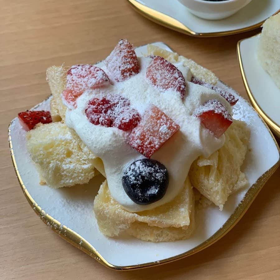 ナゴレコさんのインスタグラム写真 - (ナゴレコInstagram)「「ミニアフタヌーンティースタンド」 リポスト🕴イギリスが発祥の喫茶習慣と言われるアフタヌーンティー🇬🇧🍞☕️ こちらは南大高のウニコルノさんが提供されるもの👏 . アフタヌーンティーはちょっと敷居が高い、と感じられる方もいらっしゃるかもしれませんが、こちらは価格が850円と気軽に楽しめますね🤔💯 . 見た目も可愛くて良い感じです⭕️ ご存じない方のために、アフタヌーンティーは下から食べていくのがセオリーのようですよ😎🙌 . @hinata_suukki さん、#ナゴレコ ありがとうございます🙆‍♂️🙆‍♂️ . Repost @hinata_suukki ・・・ . 緑区でアフタヌーンティー😆 * * ウニコルノ💕 * * 相変わらず大大大人気店。2時間制。 * * 予約しないで大丈夫だった平日の午後。 * * ミニアフタヌーンティースタンド850円 * * 安くて美味しい💕でもでもびっくりするぐらいミニチュアサイズ🤣まぁ850円だもんね笑 * * スコーンもしっとりしてて食べやすい。パサパサした口の中の水分持っていかれる系は苦手なんだけど。こちらのは大丈夫🙆🏻👌✨ * * あまりにもミニミニサイズで物足りないから２軒目行くことに🤣 * * ごちそうさまでした😋 * * @sweets_dog_nagoya 💕 * *」9月9日 17時49分 - nagoya_food