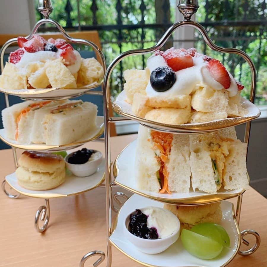 ナゴレコさんのインスタグラム写真 - (ナゴレコInstagram)「「ミニアフタヌーンティースタンド」 リポスト🕴イギリスが発祥の喫茶習慣と言われるアフタヌーンティー🇬🇧🍞☕️ こちらは南大高のウニコルノさんが提供されるもの👏 . アフタヌーンティーはちょっと敷居が高い、と感じられる方もいらっしゃるかもしれませんが、こちらは価格が850円と気軽に楽しめますね🤔💯 . 見た目も可愛くて良い感じです⭕️ ご存じない方のために、アフタヌーンティーは下から食べていくのがセオリーのようですよ😎🙌 . @hinata_suukki さん、#ナゴレコ ありがとうございます🙆‍♂️🙆‍♂️ . Repost @hinata_suukki ・・・ . 緑区でアフタヌーンティー😆 * * ウニコルノ💕 * * 相変わらず大大大人気店。2時間制。 * * 予約しないで大丈夫だった平日の午後。 * * ミニアフタヌーンティースタンド850円 * * 安くて美味しい💕でもでもびっくりするぐらいミニチュアサイズ🤣まぁ850円だもんね笑 * * スコーンもしっとりしてて食べやすい。パサパサした口の中の水分持っていかれる系は苦手なんだけど。こちらのは大丈夫🙆🏻👌✨ * * あまりにもミニミニサイズで物足りないから２軒目行くことに🤣 * * ごちそうさまでした😋 * * @sweets_dog_nagoya 💕 * *」9月9日 17時49分 - nagoya_food