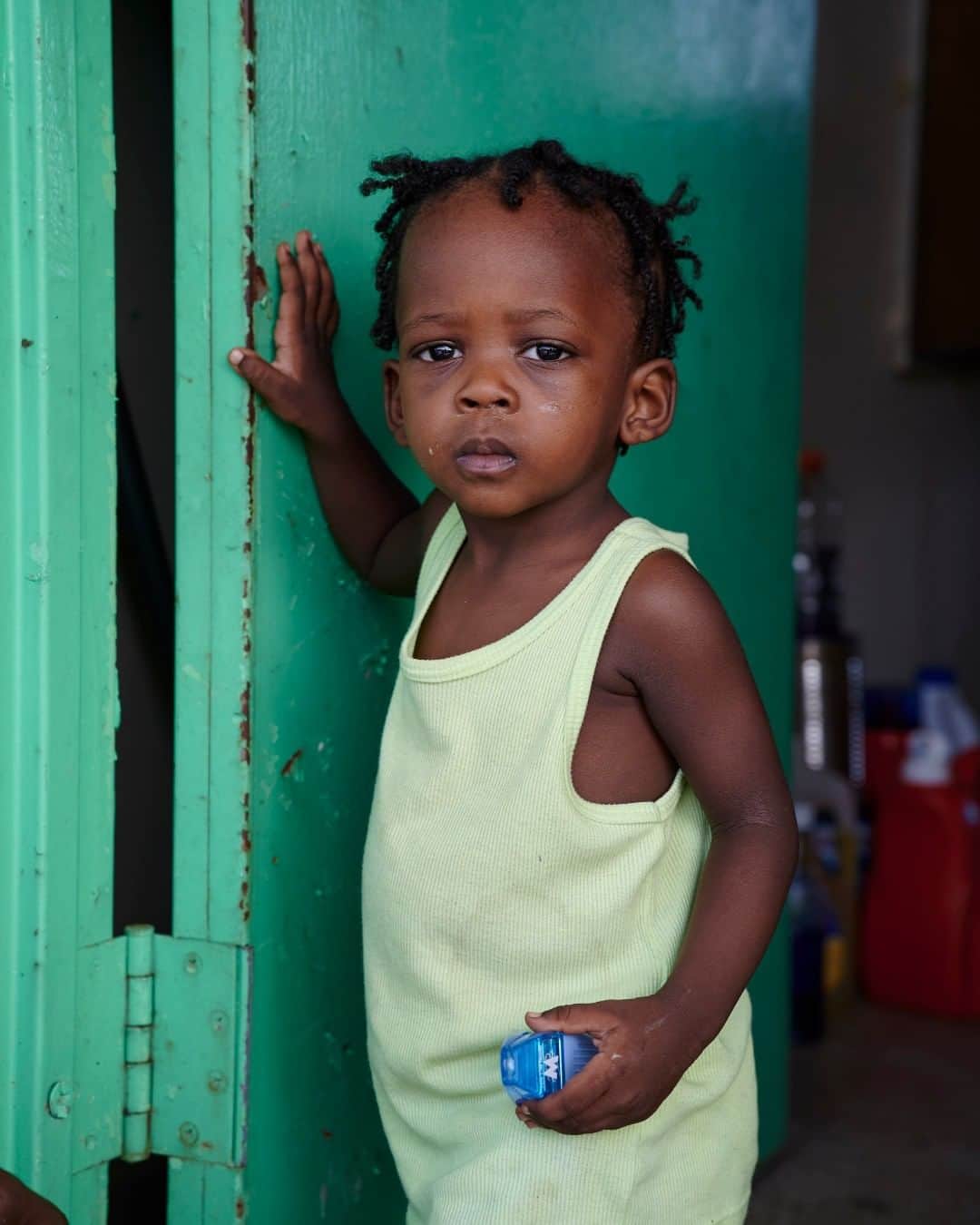 unicefさんのインスタグラム写真 - (unicefInstagram)「Christ Bernaida Wellie, 16 months old, stands in a temporary shelter in March Harbour, Bahamas. She is one of thousands of children now at risk due to a lack of safe drinking water. UNICEF is providing safe water for over 9,500 children left reeling after #HurricaneDorian. #ForEveryChild © UNICEF/UN0342066/Noorani」9月10日 3時45分 - unicef