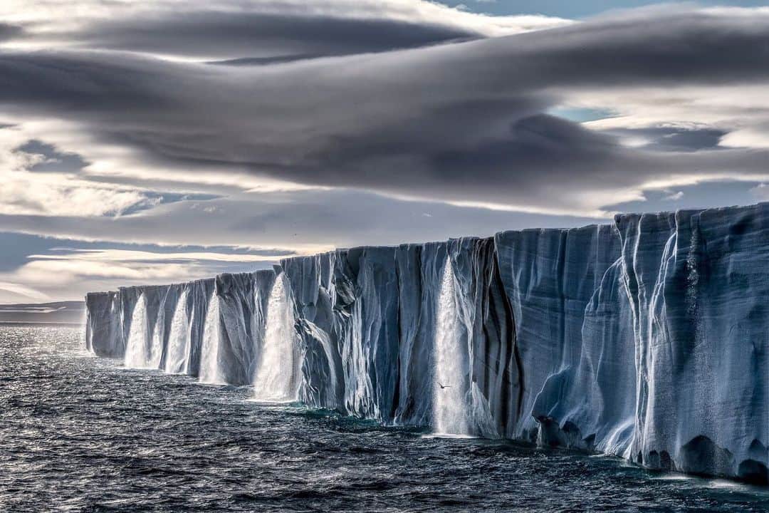 のインスタグラム：「Photos by Paul Nicklen @PaulNicklen | When someone says the phrase "climate crisis," what do you picture? Do you see the loss of sea ice or glaciers? The extinction of over 1,000,000 species over the next hundred years? Ocean acidification and the complete loss of coral reefs? While the Amazon burns and ice melts faster than ever in recorded history, what we do over the next ten years to preserve our ocean's integrity and its ability to provide for us—70% of our oxygen, drawing down carbon, and food for billions of people worldwide—may be the most important thing we do for the next ten thousand years. Join me @PaulNicklen on a journey to protect our Earth's ocean with @SeaLegacy. #turningthetide #climateaction #savetheplanet #bethechange」