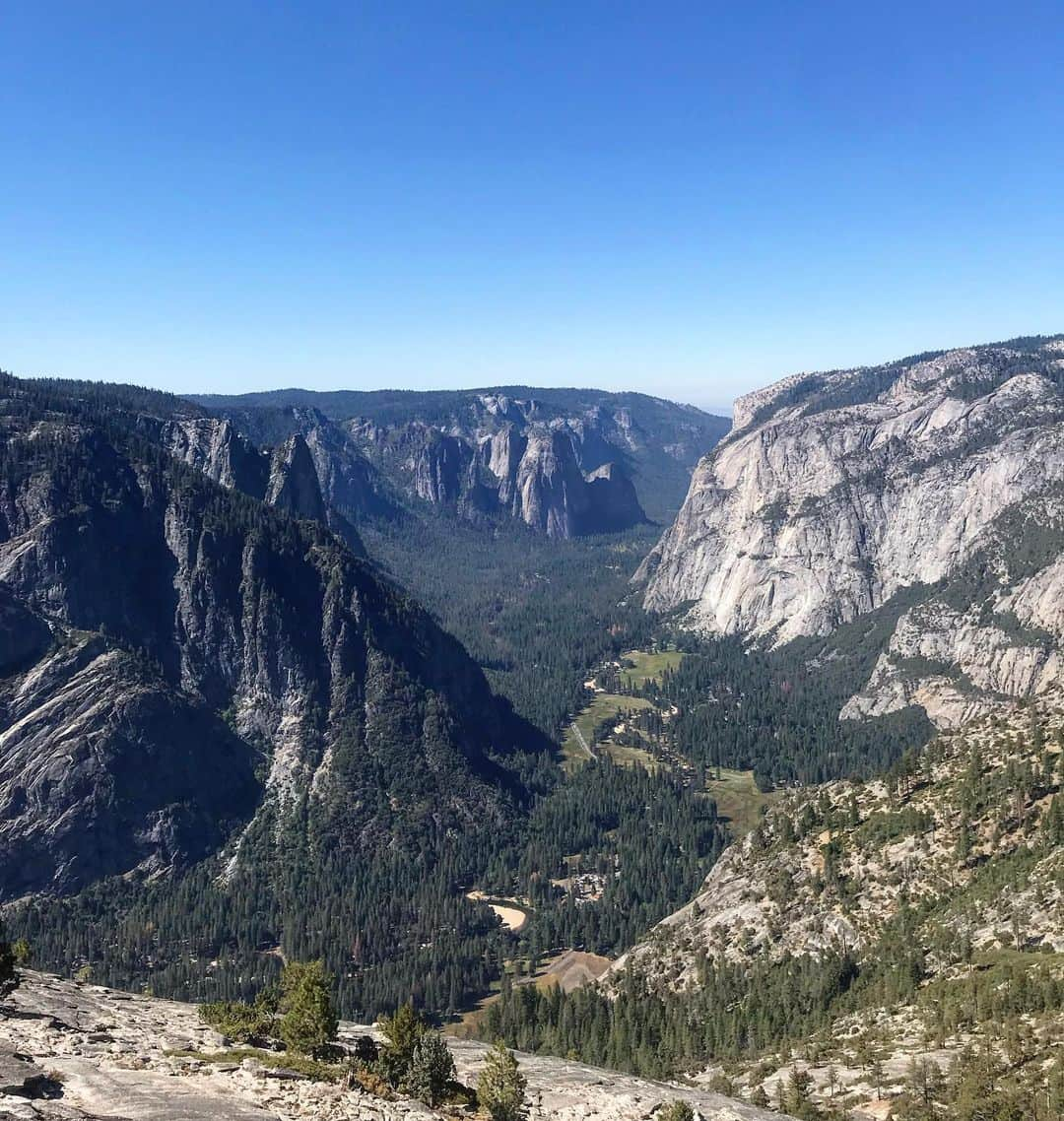 ベス・ロッデンのインスタグラム：「Always a treat to visit a new spot at home. Even more of a treat to do it with good company. This weekend our little crew of climbers did a lot of running in Tuolumne, with @justinclimbs doing the lion’s share of effort (watch his stories for some stunning images of the high country). It’s so nice to witness someone completing something they’ve wanted to do for a very long time. But perhaps even better was the two days spent in our favorite place on earth with some of our favorite people...or @lynbarraza bringing the chocolate cake 😉 Hope you all enjoyed your weekends and can walk without terribly sore legs today 😬😂」