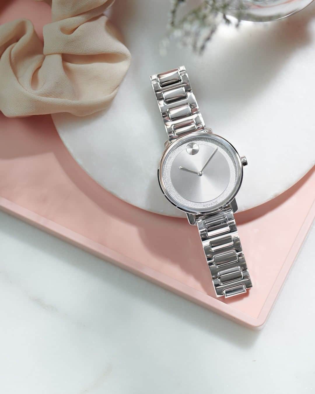 のインスタグラム：「The sleekness of silver with a hint of frosting. #MovadoBold」