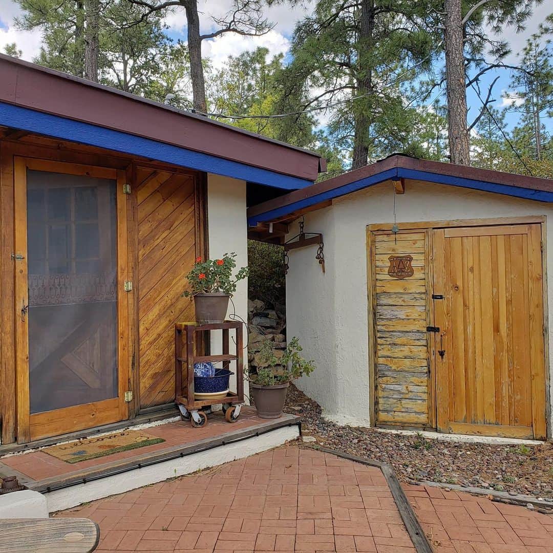 ジョジョ・フレッチャーのインスタグラム：「BEFORE & AFTERS 🤗 Loved being able to do this project where we took an already listed Airbnb, and gave it some TLC to make it even better. Structurally this property had the bones, but it was lacking an “identity”. See how we transformed this mountain retreat! Our season finale episode of Cash Pad airs tomorrow night! Which has been your favorite episode so far?!」