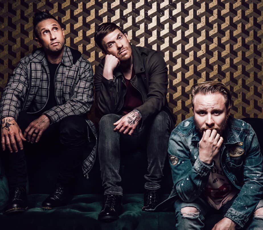 Shinedownさんのインスタグラム写真 - (ShinedownInstagram)「⚠️ JUST ANNOUNCED ⚠️ We’re offering a livestream of our discussion and acoustic performance @92ndstreety with special guest and comedian @iamchrisporter on September 12th‬! Tune in to facebook.com/Shinedown ‪at 8 pm ET this Thursday‬ to join in on this very special night... . . Able to attend the event? Limited tickets are still available: bit.ly/2YXFYcD {+ link in IG story}」9月10日 4時01分 - shinedown