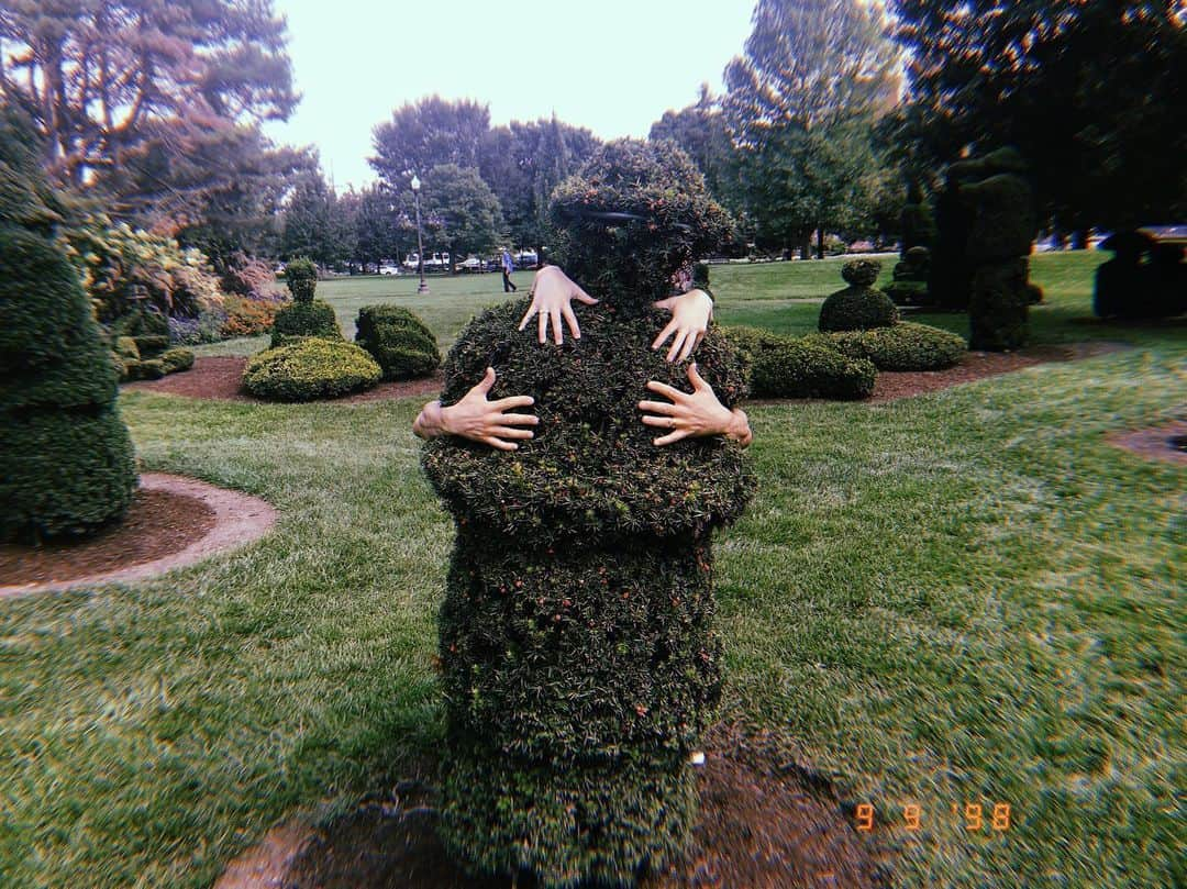 ファイン・フレンジーさんのインスタグラム写真 - (ファイン・フレンジーInstagram)「nothing to see here just me and petey groping some topiary #columbus ( 📸 @sargold )」9月10日 4時12分 - alisonsudol