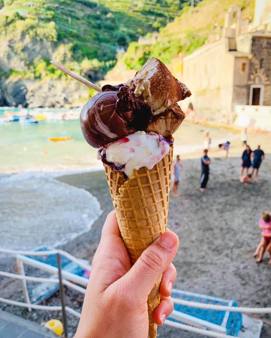 フィービー・ディ・トマソさんのインスタグラム写真 - (フィービー・ディ・トマソInstagram)「Il Creepo middle-aged waiter at dinner: Ciao Bella, how about some 'cake by the ocean' later on...? Me: Sorry mate, I prefer gelato 💁🏻‍♀️ #IYKYK #CIAOMATE #GELATOBYTHEOCEAN #DAY6 #CINQUETERRE #ITALIA #TOMATOONTOUR」9月10日 4時13分 - phoebeditommaso