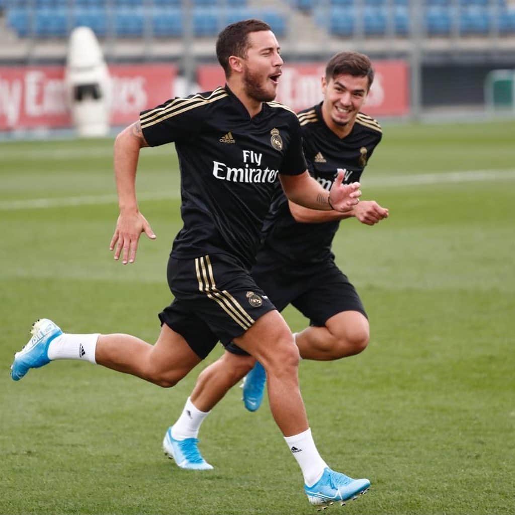 エデン・アザールのインスタグラム：「Catch me if you can little bro😂🚀🔥」
